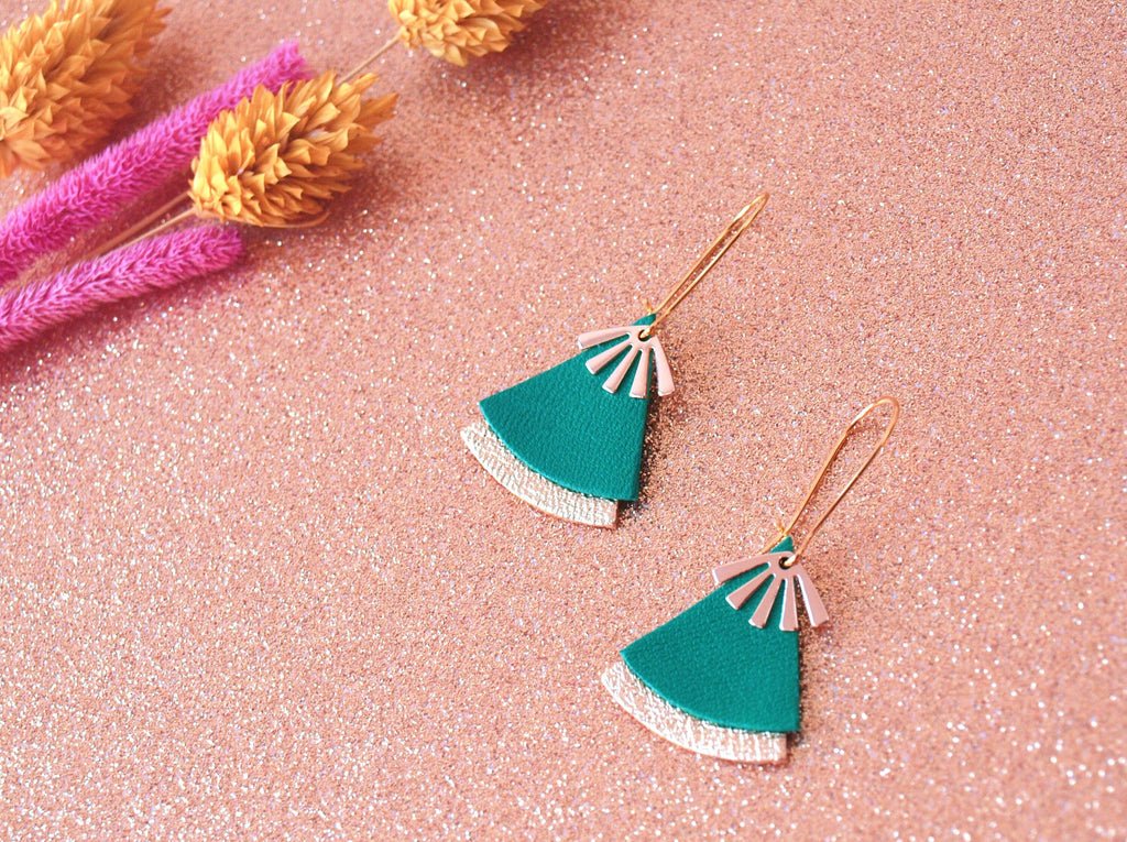 Boucles d'oreilles vert et or, en cuir, forme éventail - boucles d'oreilles ethniques modèle STELLA