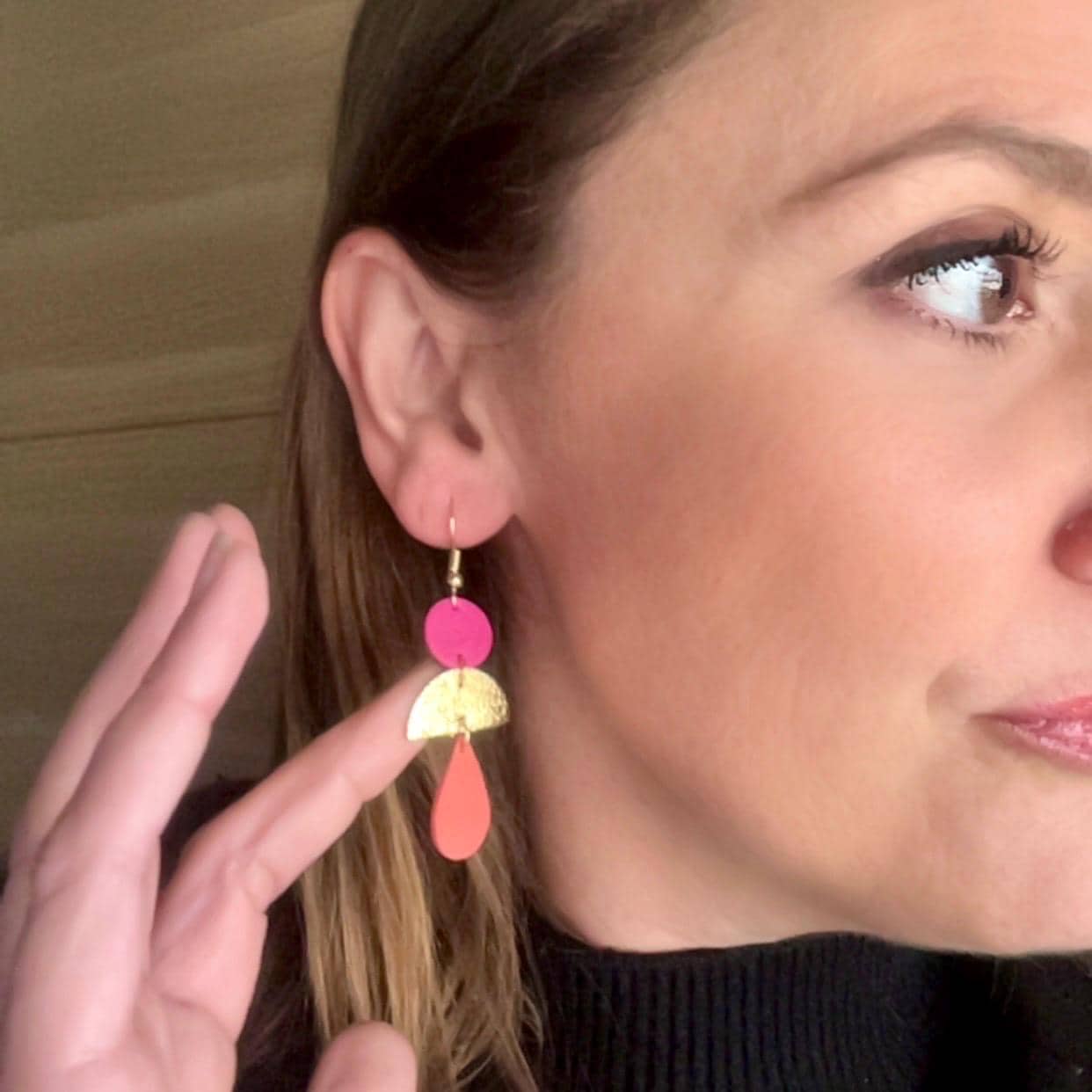 Boucles d’oreilles bohème chic en cuir upcyclé, modèle géométrique fait main, bijou artisanal léger rose fuchsia doré et corail cadeau femme