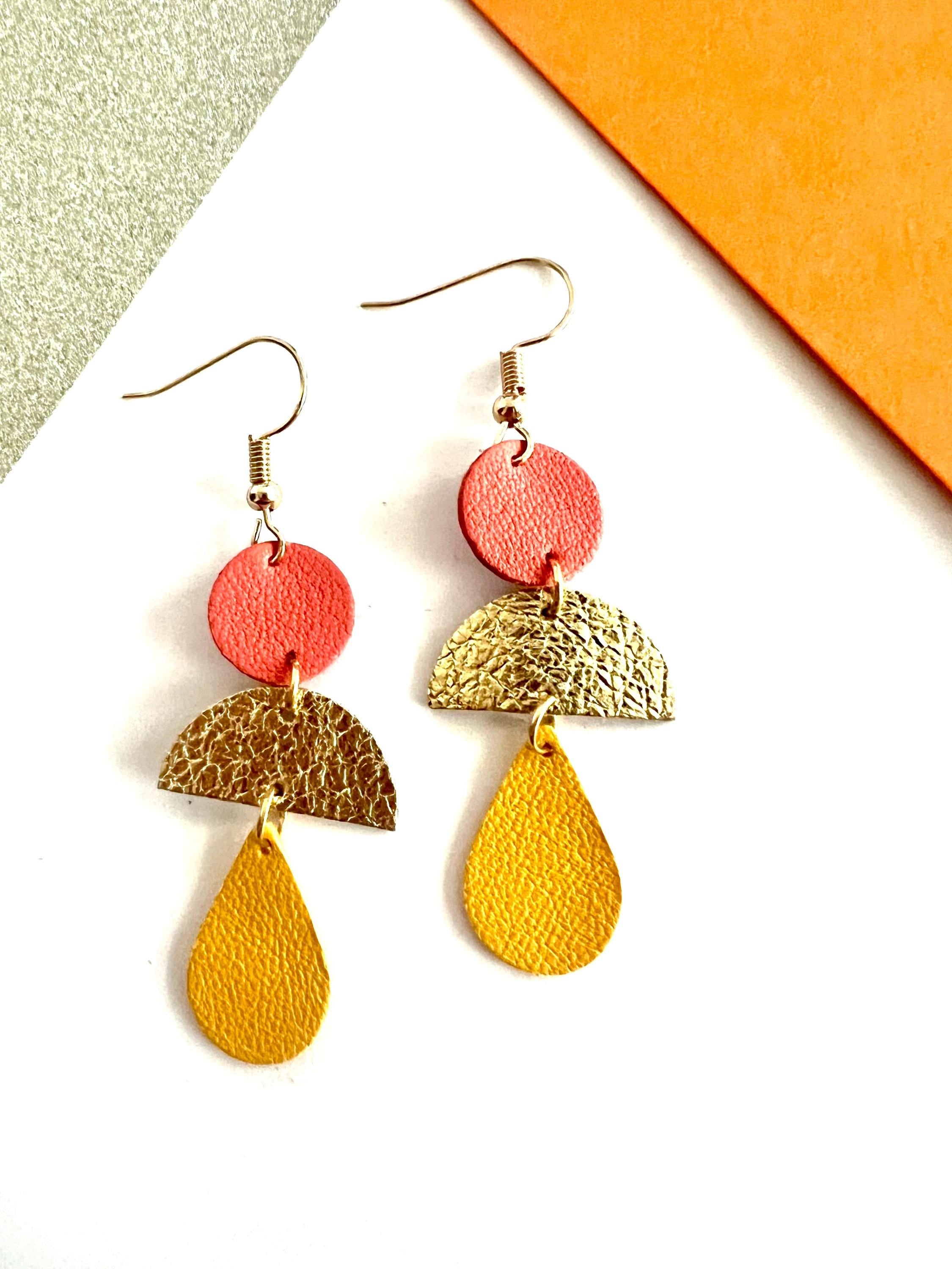 Boucles d’oreilles en cuir graphiques et colorées, bijou géométrique fait main, artisanal léger corail doré et jaune cadeau pour elle