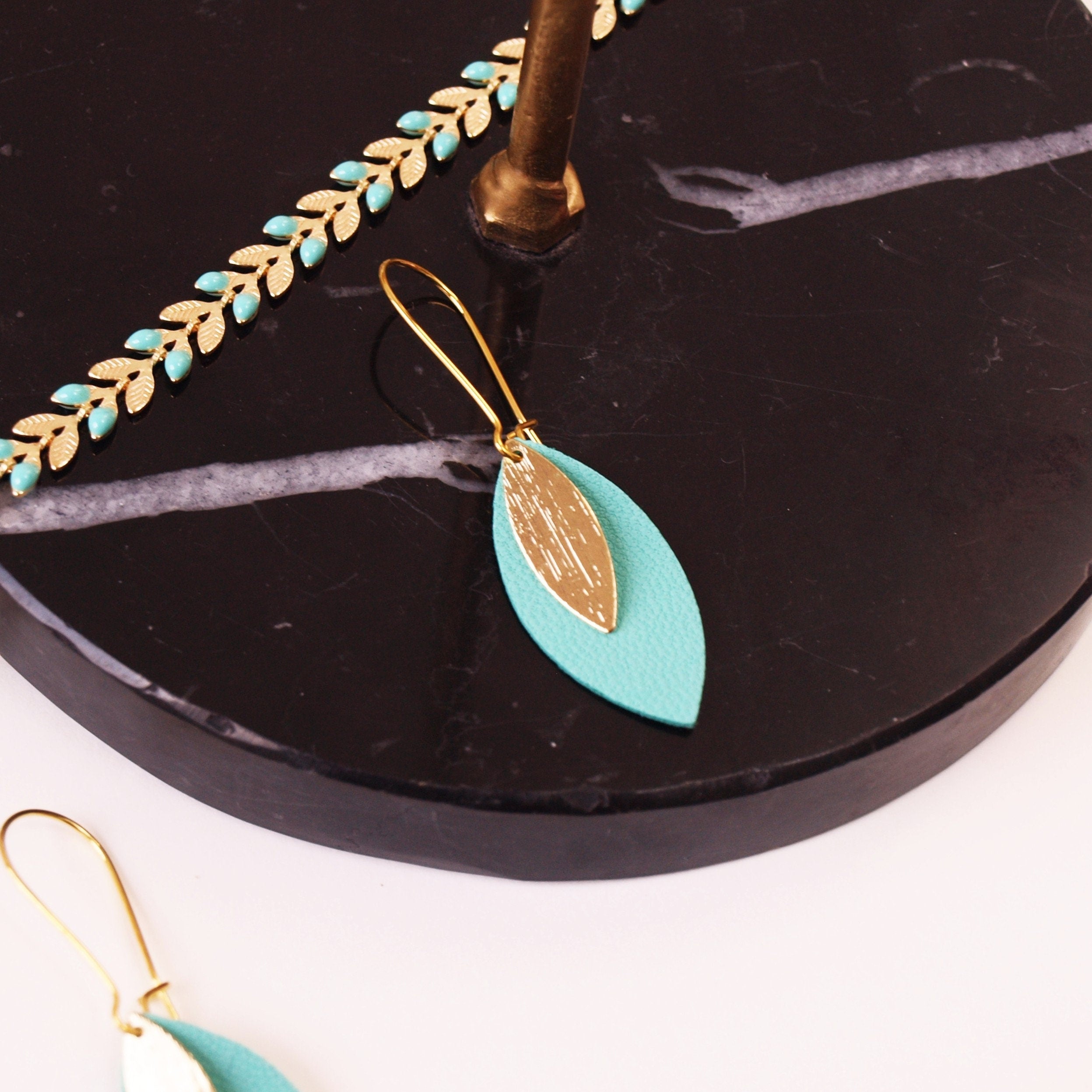 Boucles d'oreilles feuille de cuir bleu céladon et or modèle AVA