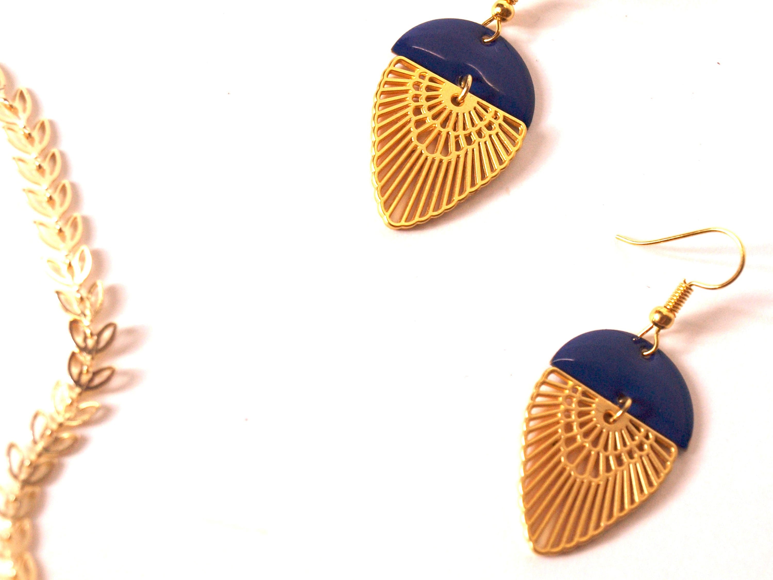 Boucles d'oreilles bleu et or art déco plaqué or mat et sequin émaillé demi cercle - cadeau femme