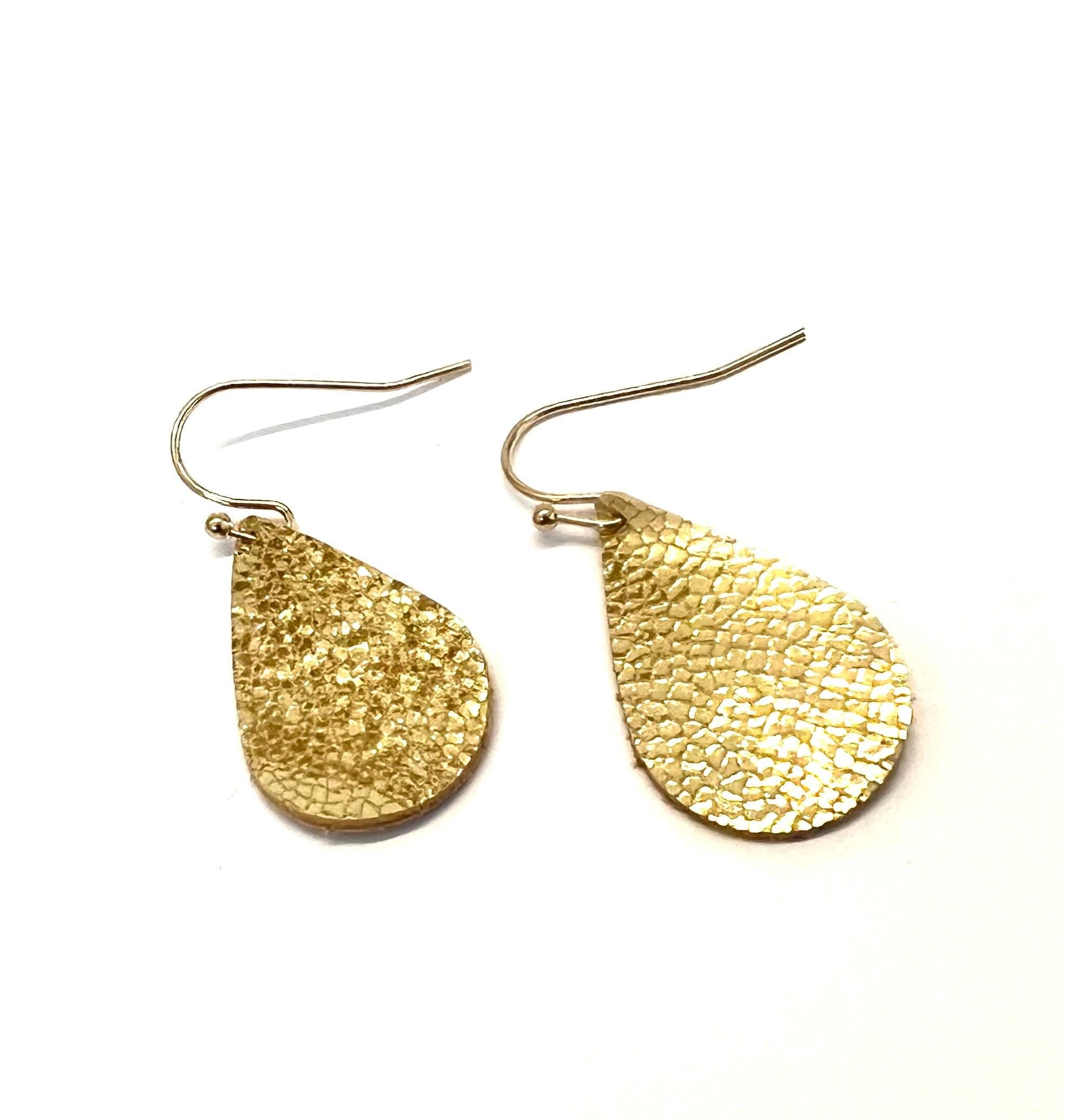 Boucles d'oreilles légères et discrètes en cuir doré craquelé - forme goutte - cadeau femme - cadeau pour elle - fête des mères