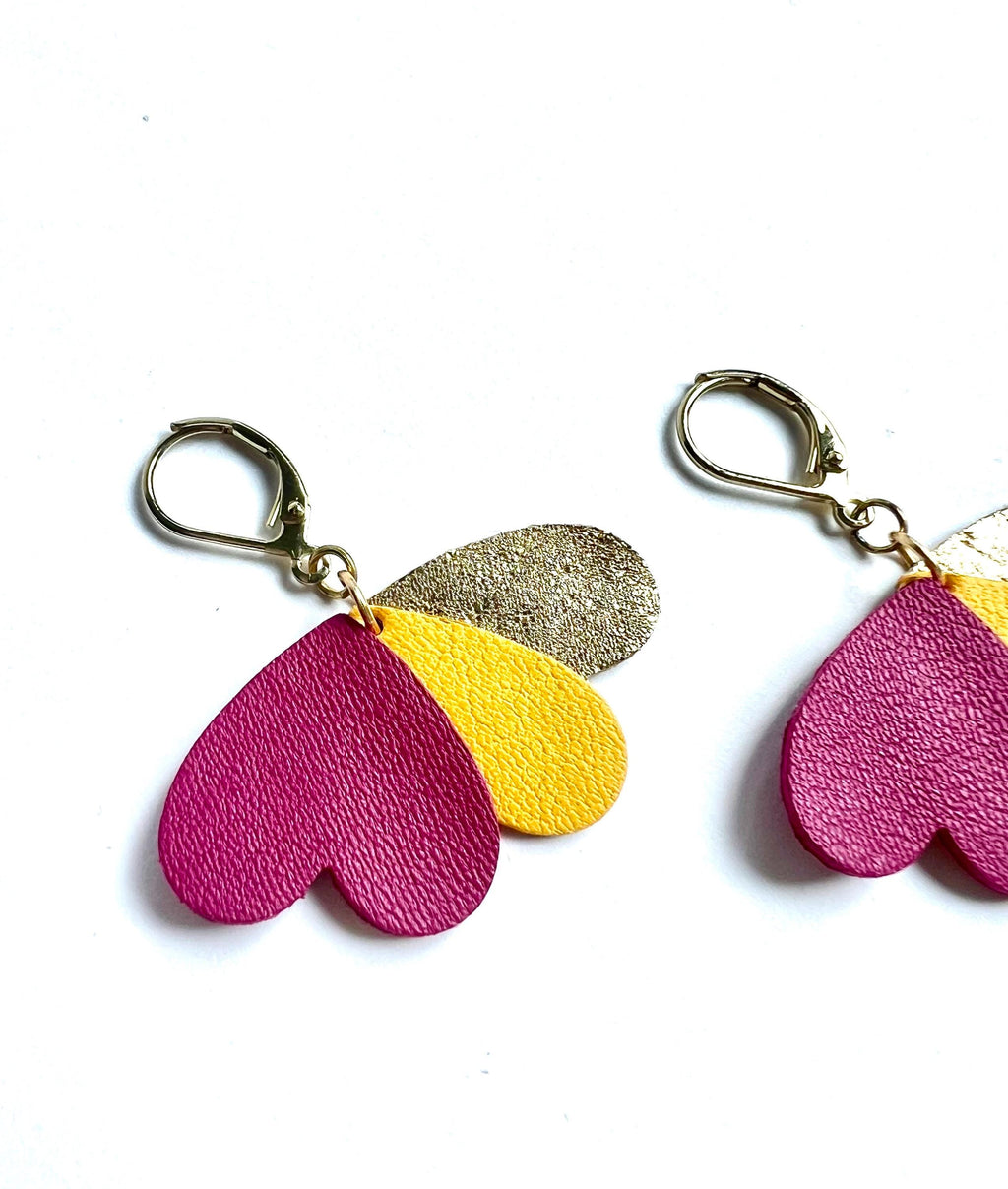 Boucles d’oreilles cœurs violet jaune et or en cuir upcyclé, bijoux artisanaux légers faits main boucles pendantes femme, cadeau original