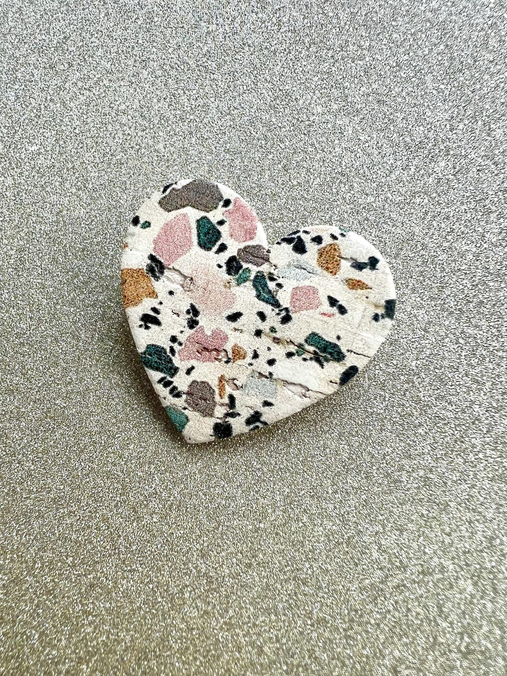 Broche terrazzo cœur en liège et cuir - cadeau fête des mères - cadeau maîtresse - cadeau pour elle - cadeau femme - broche originale