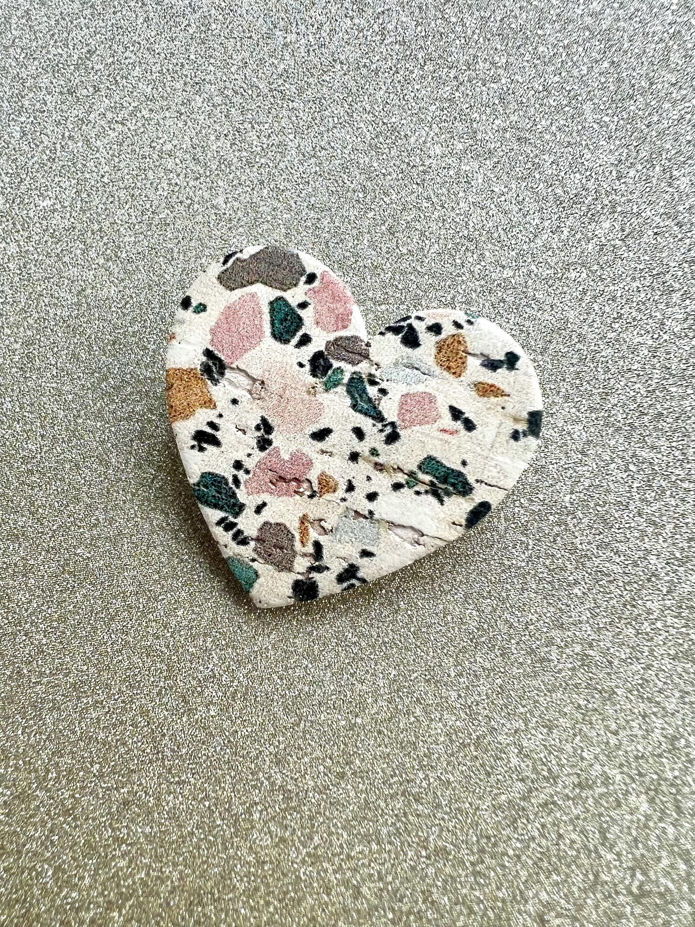 Broche terrazzo cœur en liège et cuir - cadeau fête des mères - cadeau maîtresse - cadeau pour elle - cadeau femme - broche originale