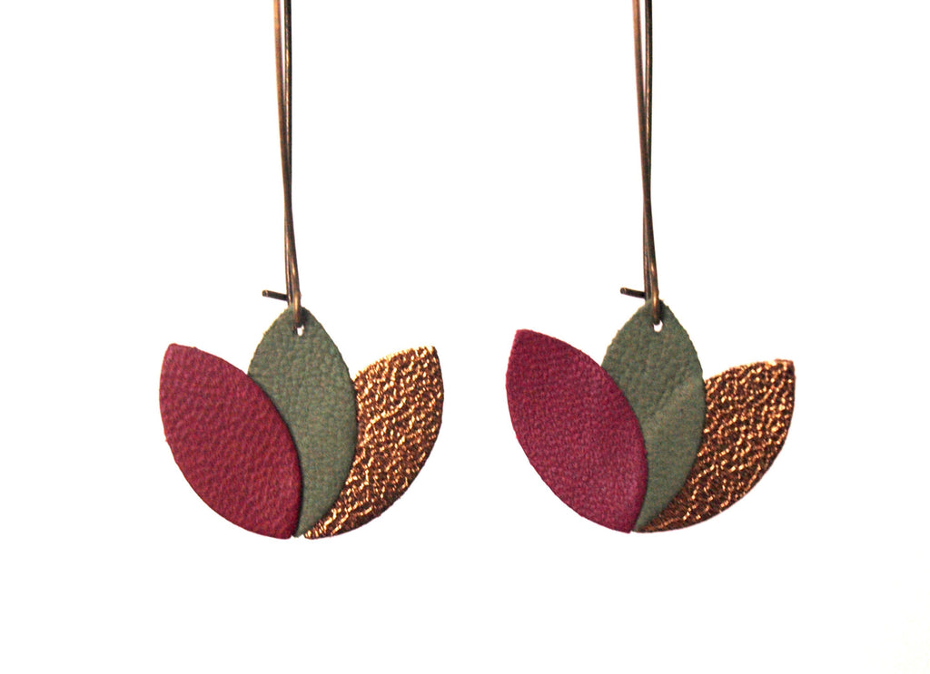 Boucles d'oreilles fleur de lotus en cuir prune vert kaki et bronze - sur monture dormeuse bronze - cadeau pour elle noël