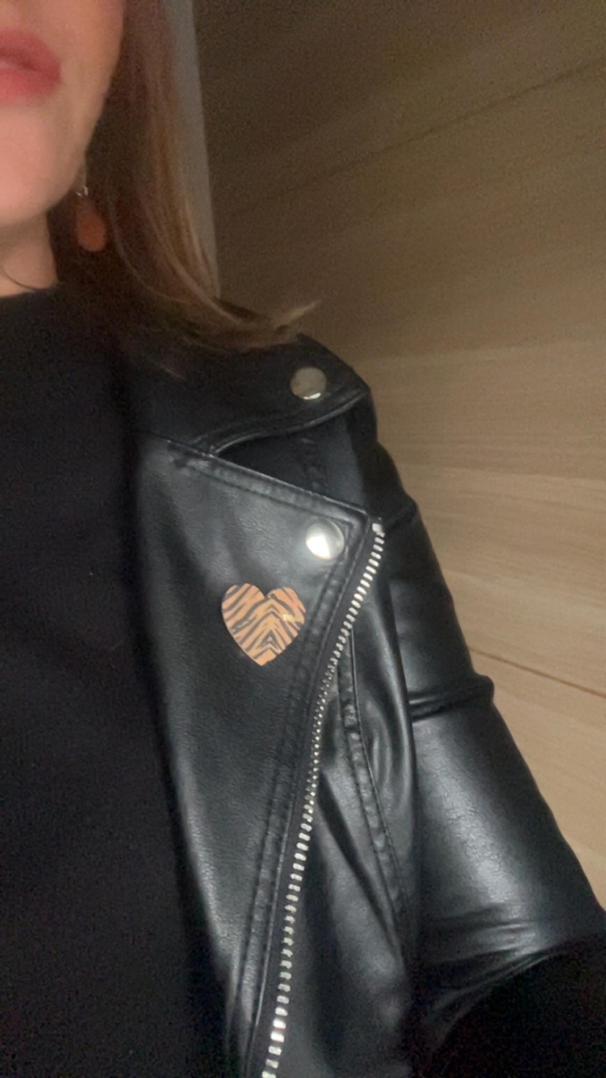 Broche coeur à paillettes en liège doublé de cuir