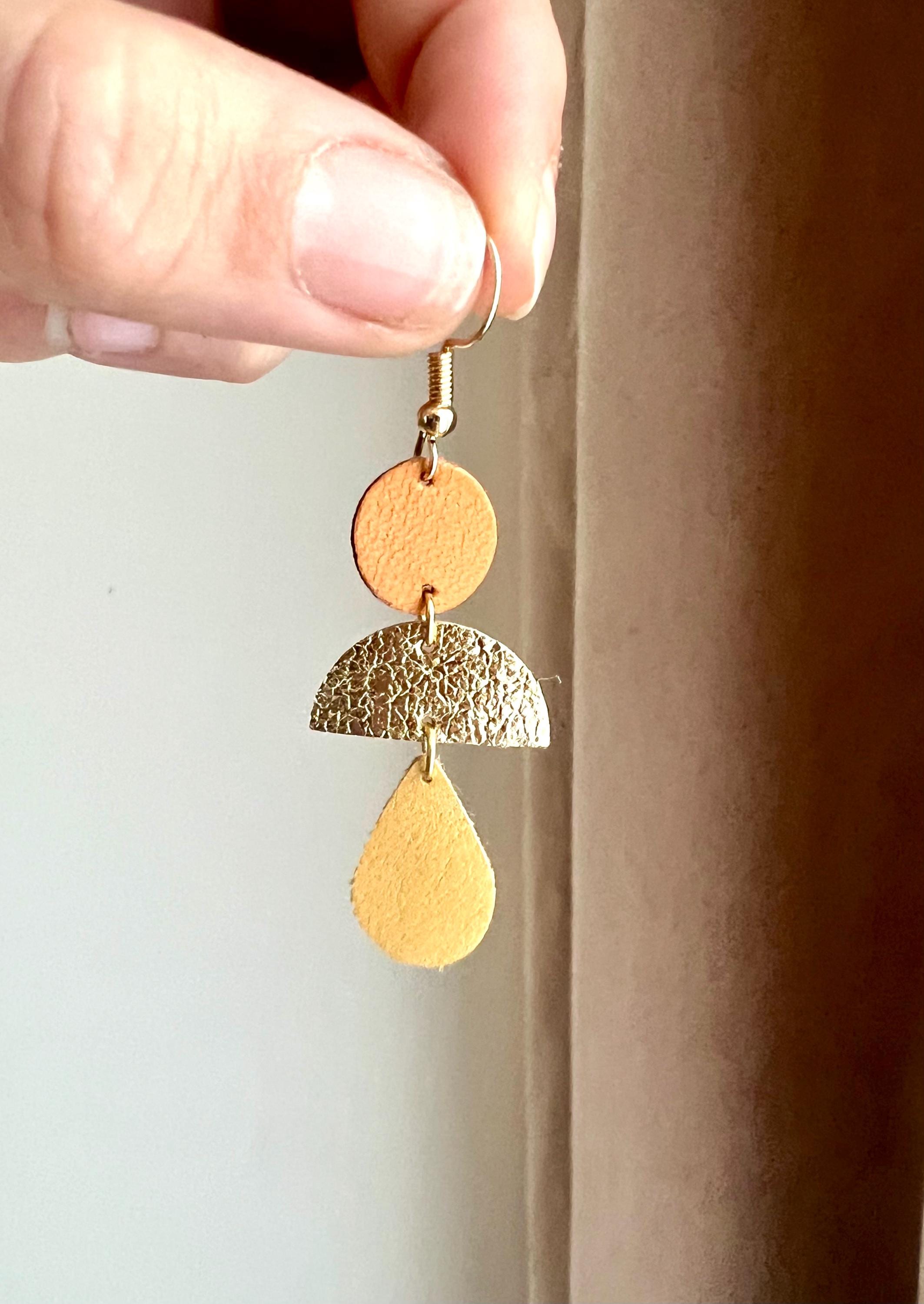Boucles d’oreilles géométriques en cuir upcyclé, boucles pendantes légères faites main, bijoux artisanaux femme camel doré ocre cadeau