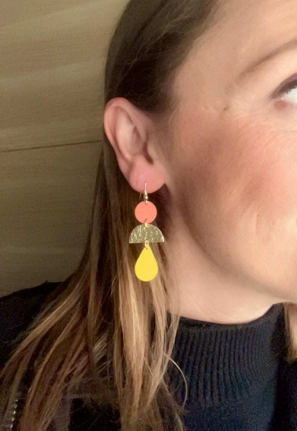 Boucles d’oreilles bohème chic en cuir upcyclé, modèle géométrique fait main, bijou artisanal léger violet doré et jaune - cadeau femme