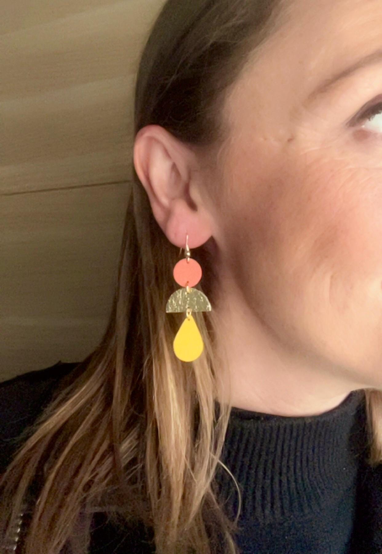 Boucles d’oreilles bohème chic en cuir upcyclé, modèle géométrique fait main, bijou artisanal léger violet doré et jaune - cadeau femme