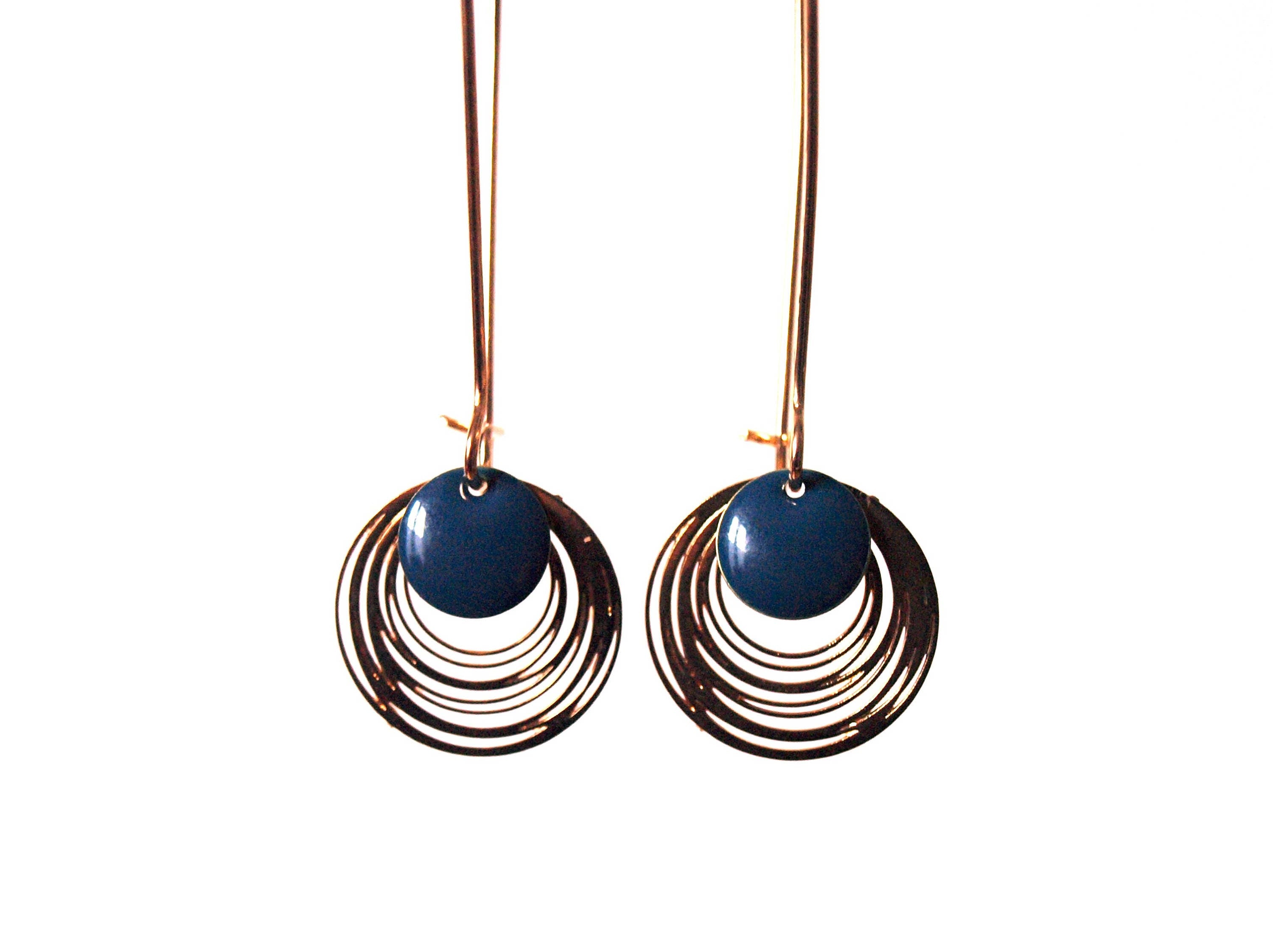 Boucles d'oreilles sequins émaillés bleu canard et doré - longues boucles d'oreilles design minimaliste et épuré - rond - by nat m