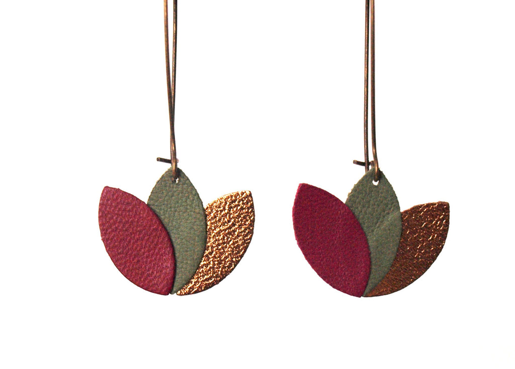 Boucles d'oreilles fleur de lotus en cuir prune vert kaki et bronze - sur monture dormeuse bronze - cadeau pour elle noël
