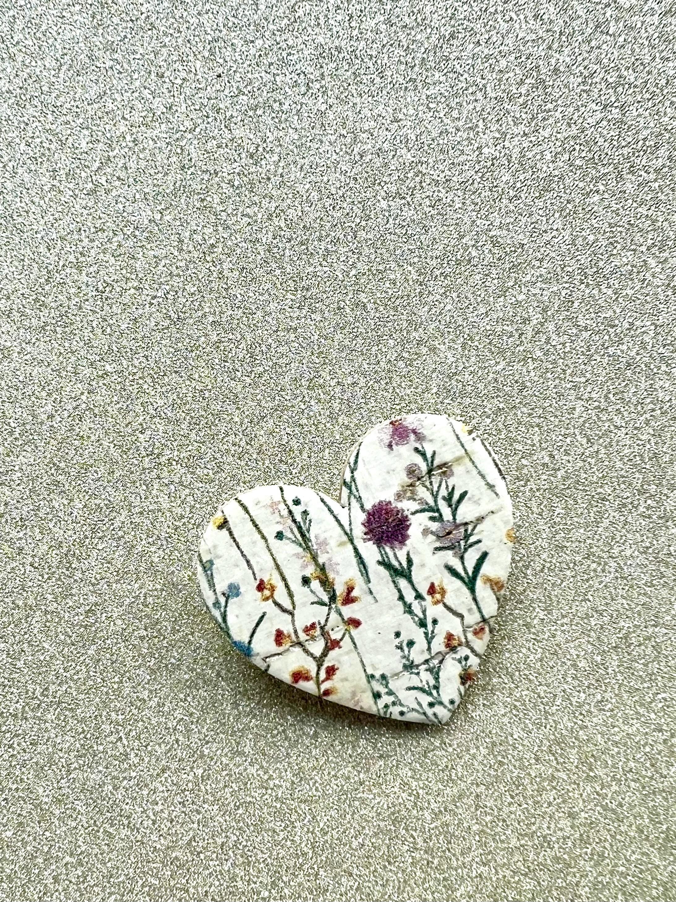 Broche cœur motif fleurs sauvages en liège - cadeau fête des mères  cadeau maîtresse - cadeau pour elle - cadeau femme  broche originale