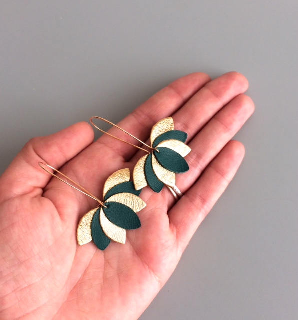 Boucles d'oreilles cuir, feuilles vert émeraude et doré, fleur de lotus géométrique style art déco sur monture dormeuse dorée. cadeau femme