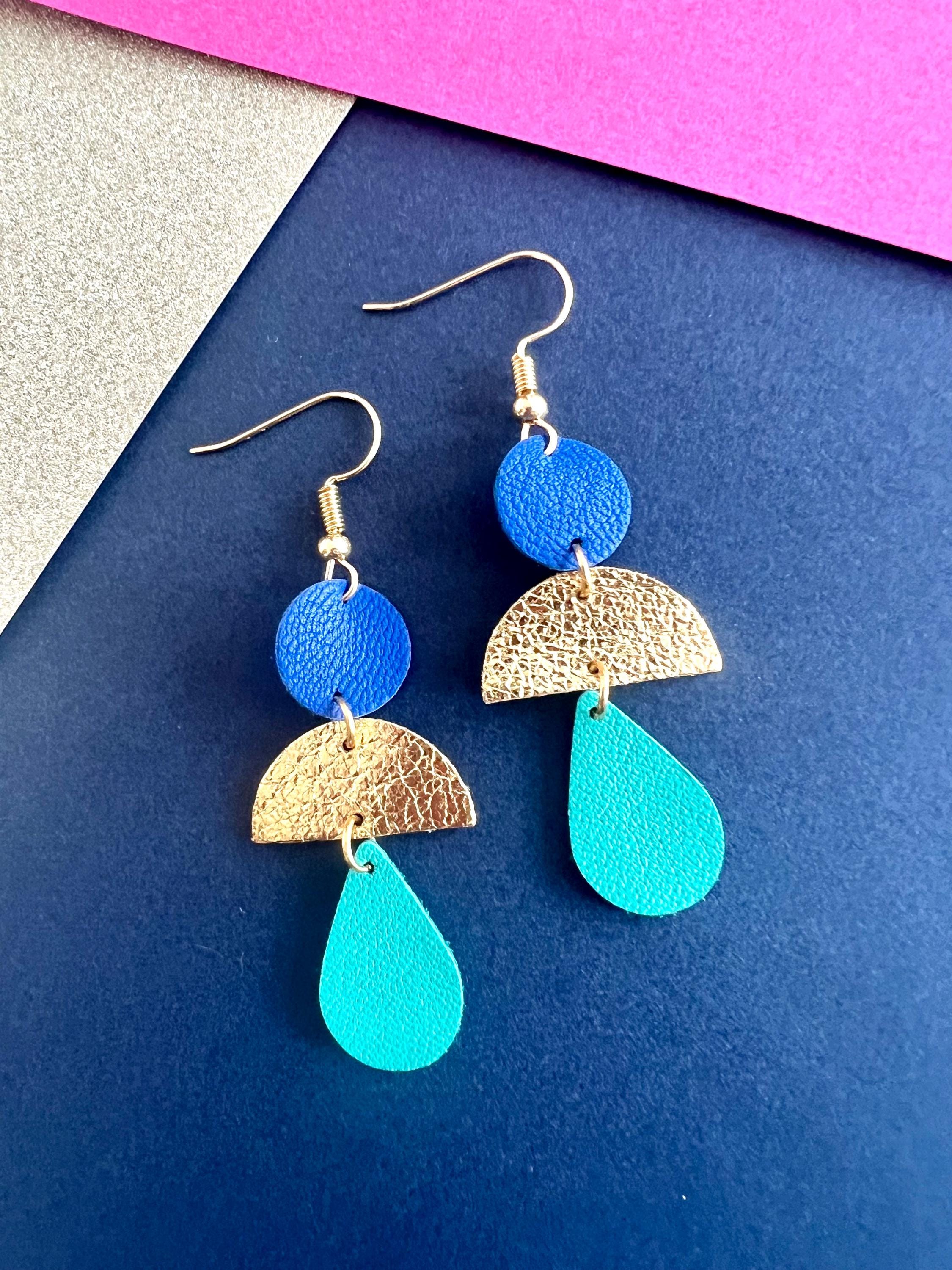 Boucles d’oreilles bohème chic en cuir upcyclé, modèle géométrique fait main, bijou artisanal léger bleu roi doré et turquoise cadeau femme