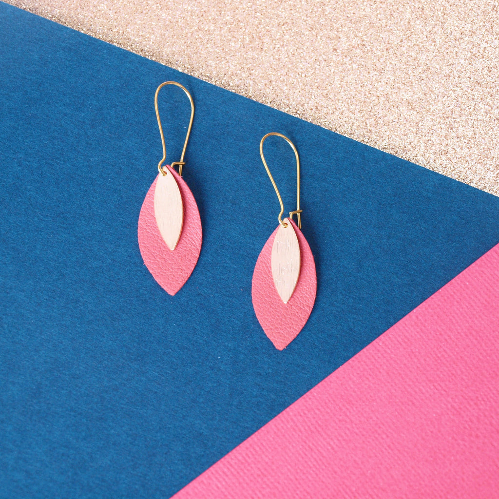 Boucles d'oreilles feuille de cuir corail et or modèle AVA