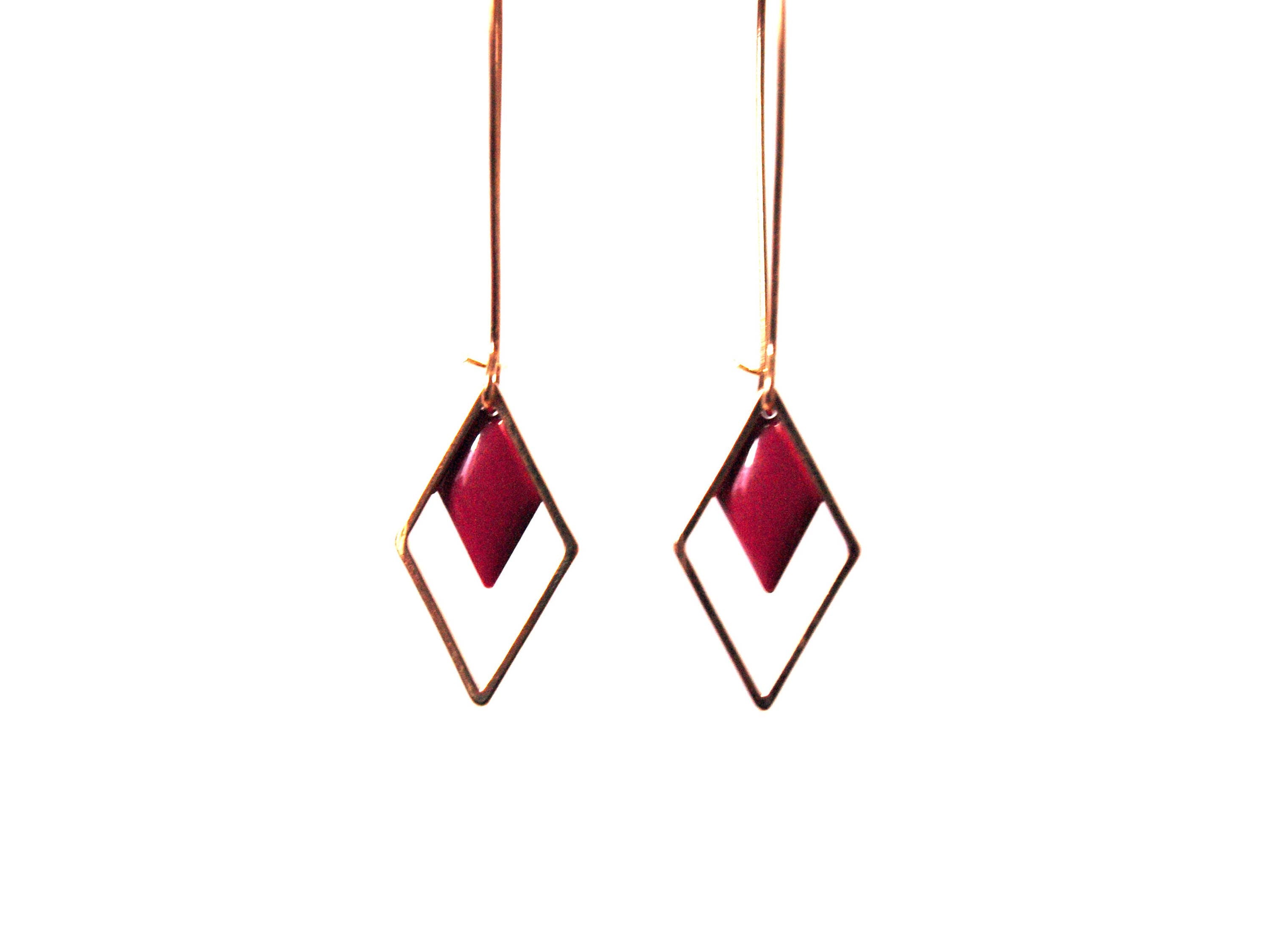 Boucles d'oreilles géométriques losange émaillé rouge grenat sur monture en laiton doré - longues boucles d'oreilles graphiques minimalistes