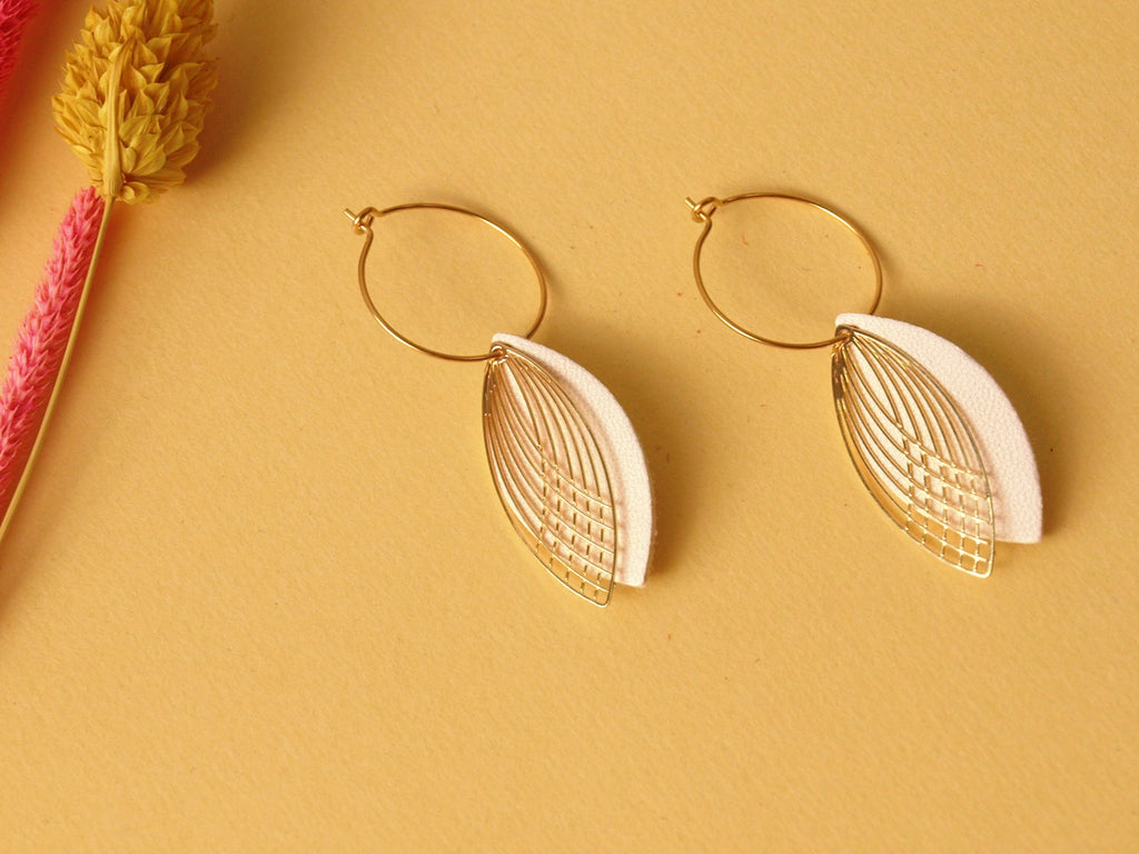 Boucles d'oreilles créoles acier inoxydable et cuir -blanc et or - créoles style art déco - modèle SIENNA
