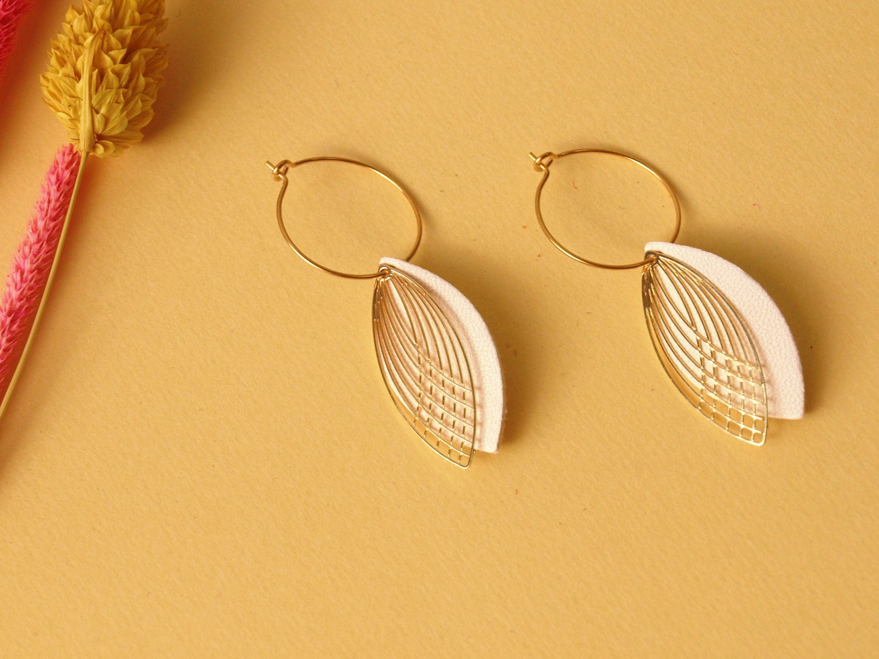 Boucles d'oreilles créoles acier inoxydable et cuir -blanc et or - créoles style art déco - modèle SIENNA