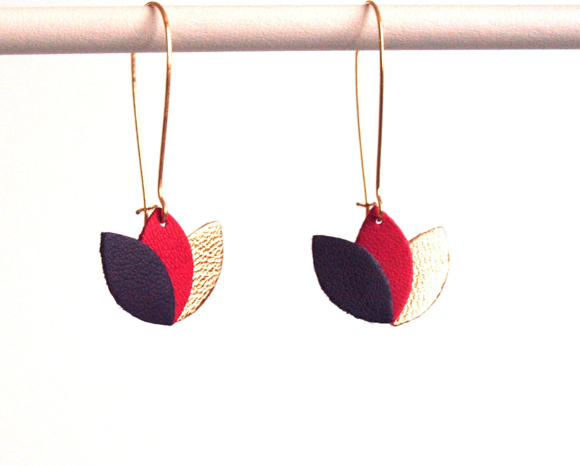 Boucles d'oreilles cuir violet, rose framboise et or rosé, fleur de cuir sur monture dorée style dormeuse
