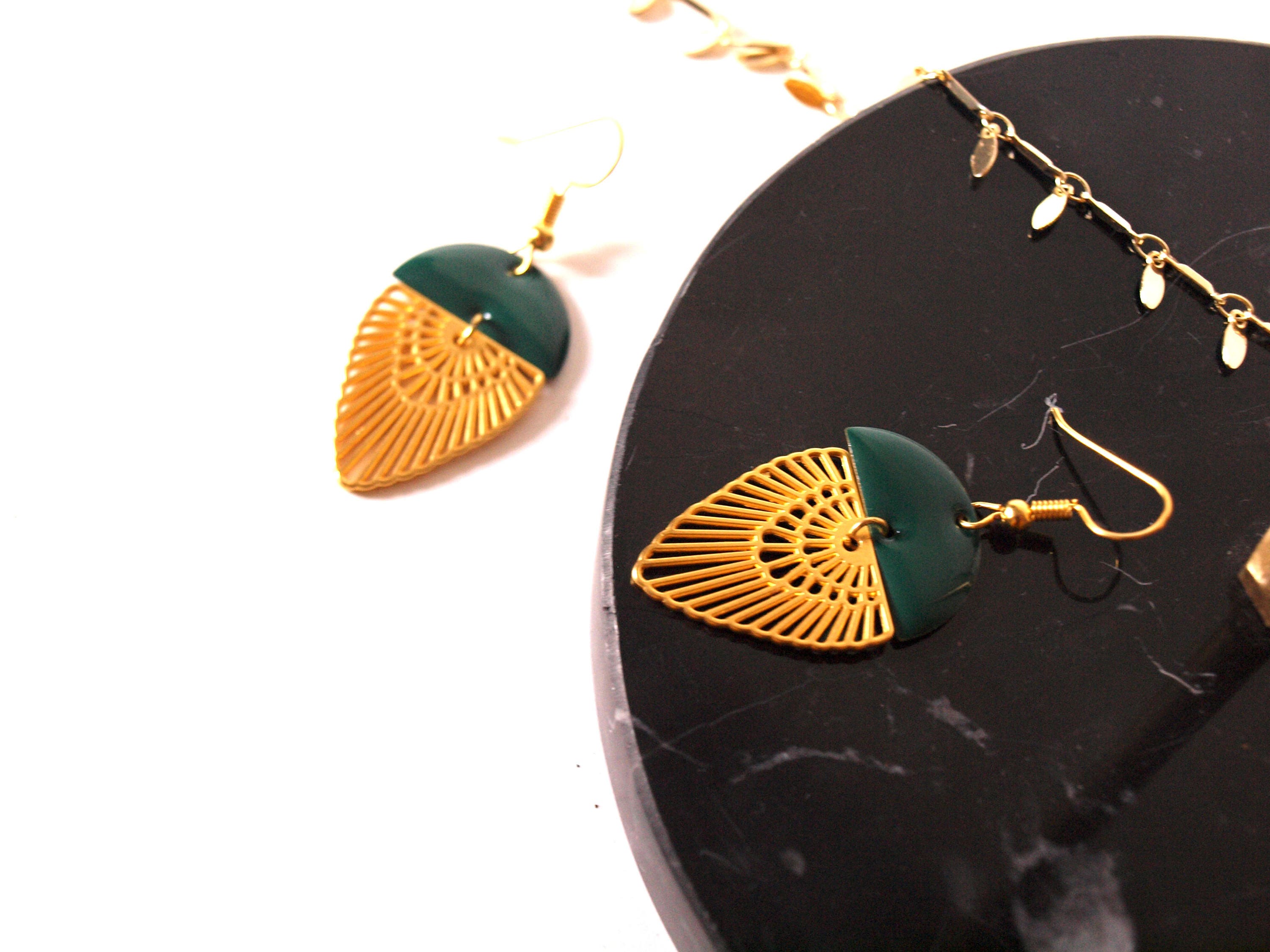 Boucles d'oreilles art déco plaqué or mat et sequin émaillé vert émeraude - cadeau femme