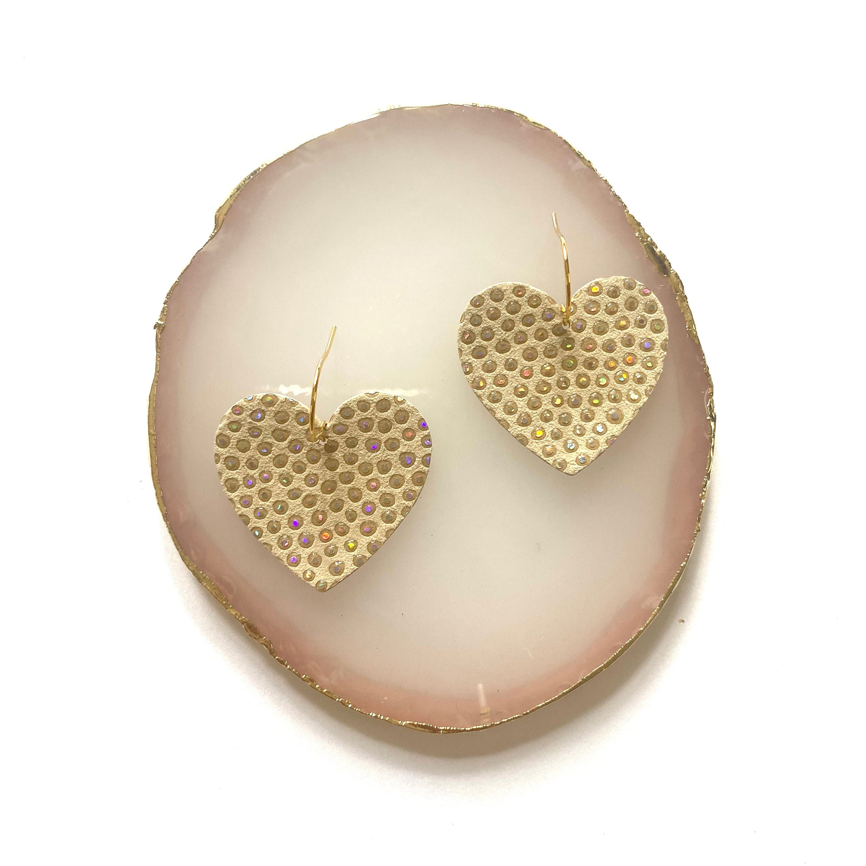 Boucles d’oreilles cœur en cuir blanc cassé effet strass