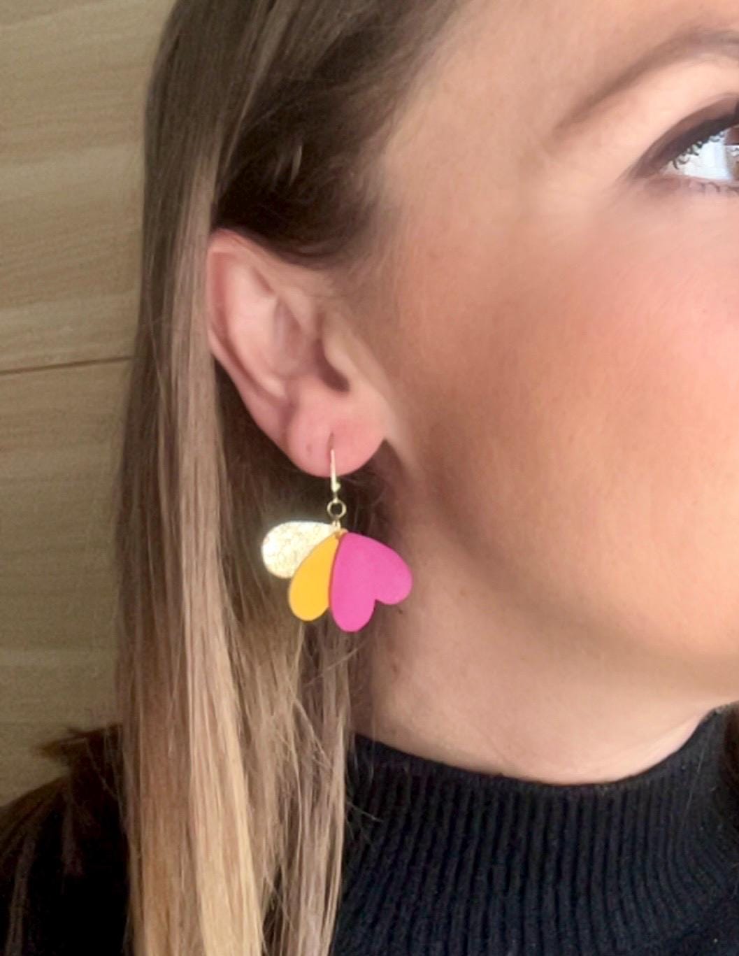 Boucles d’oreilles cœurs violet jaune et or en cuir upcyclé, bijoux artisanaux légers faits main boucles pendantes femme, cadeau original