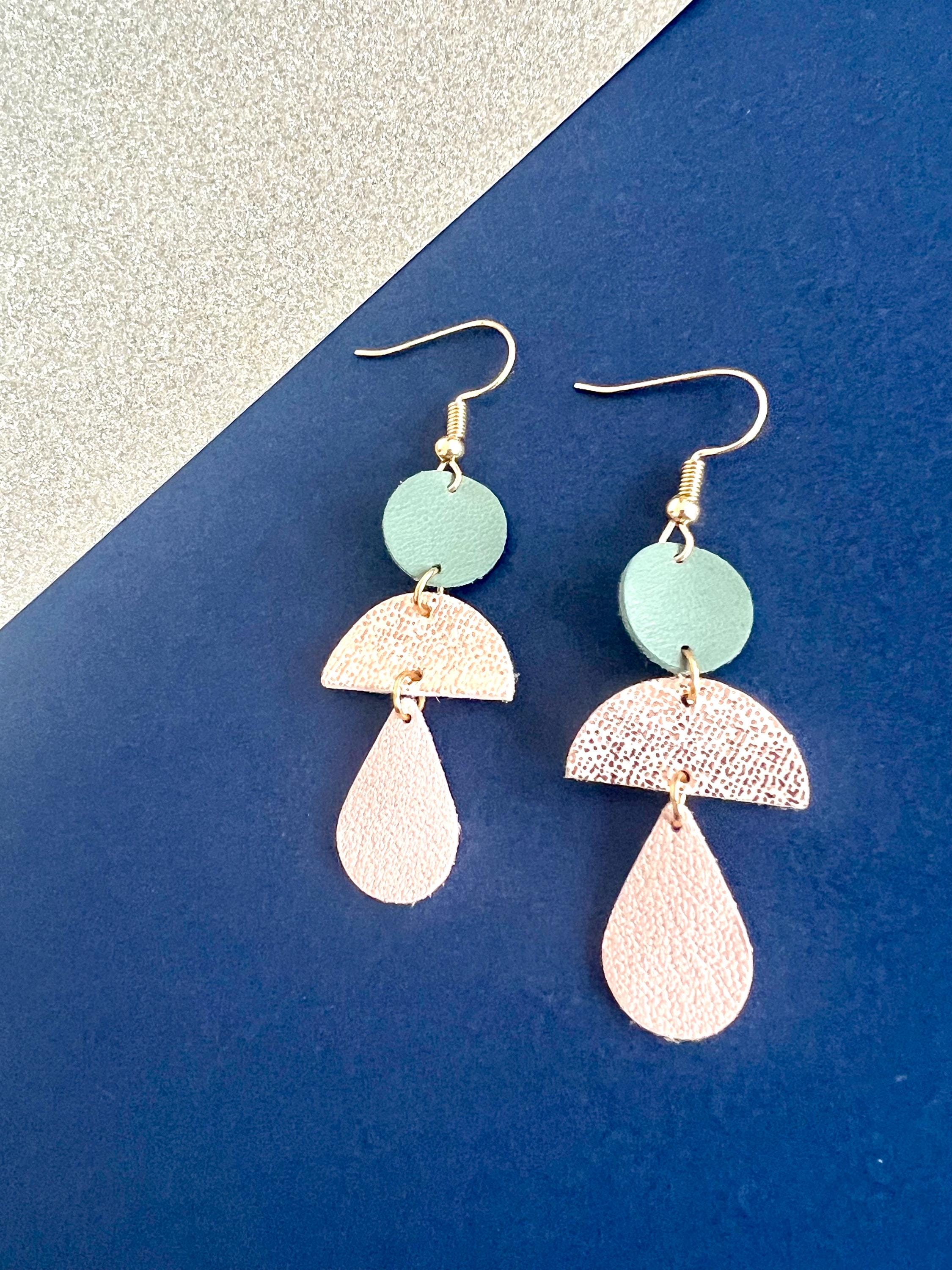 Boucles d’oreilles géométriques en cuir upcyclé, boucles pendantes légères faites main, bijoux artisanaux femme vert sauge nude or rose