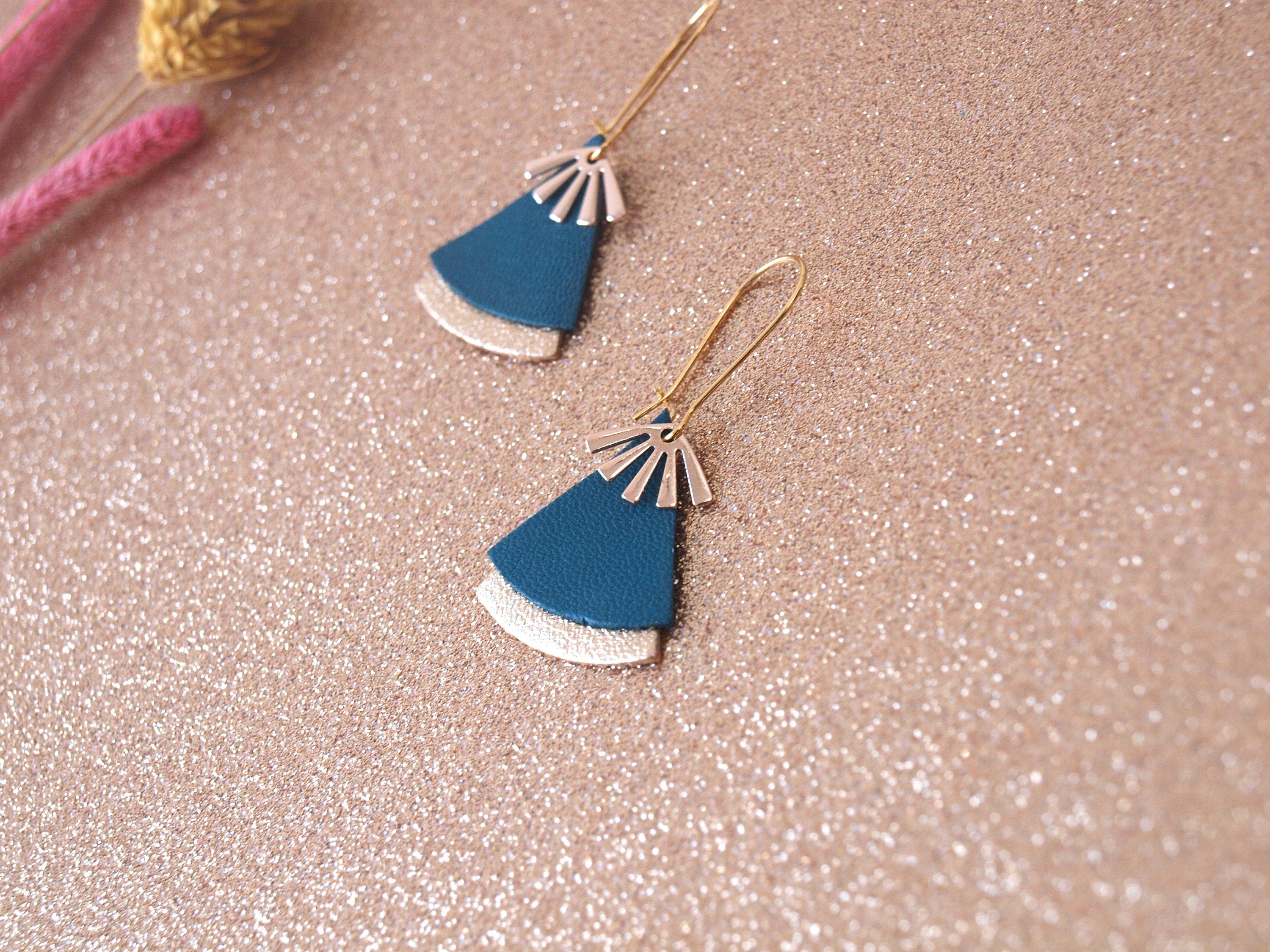 Boucles d'oreilles bleu canard et or, en cuir, forme éventail - boucles d'oreilles ethniques, art déco, modèle STELLA