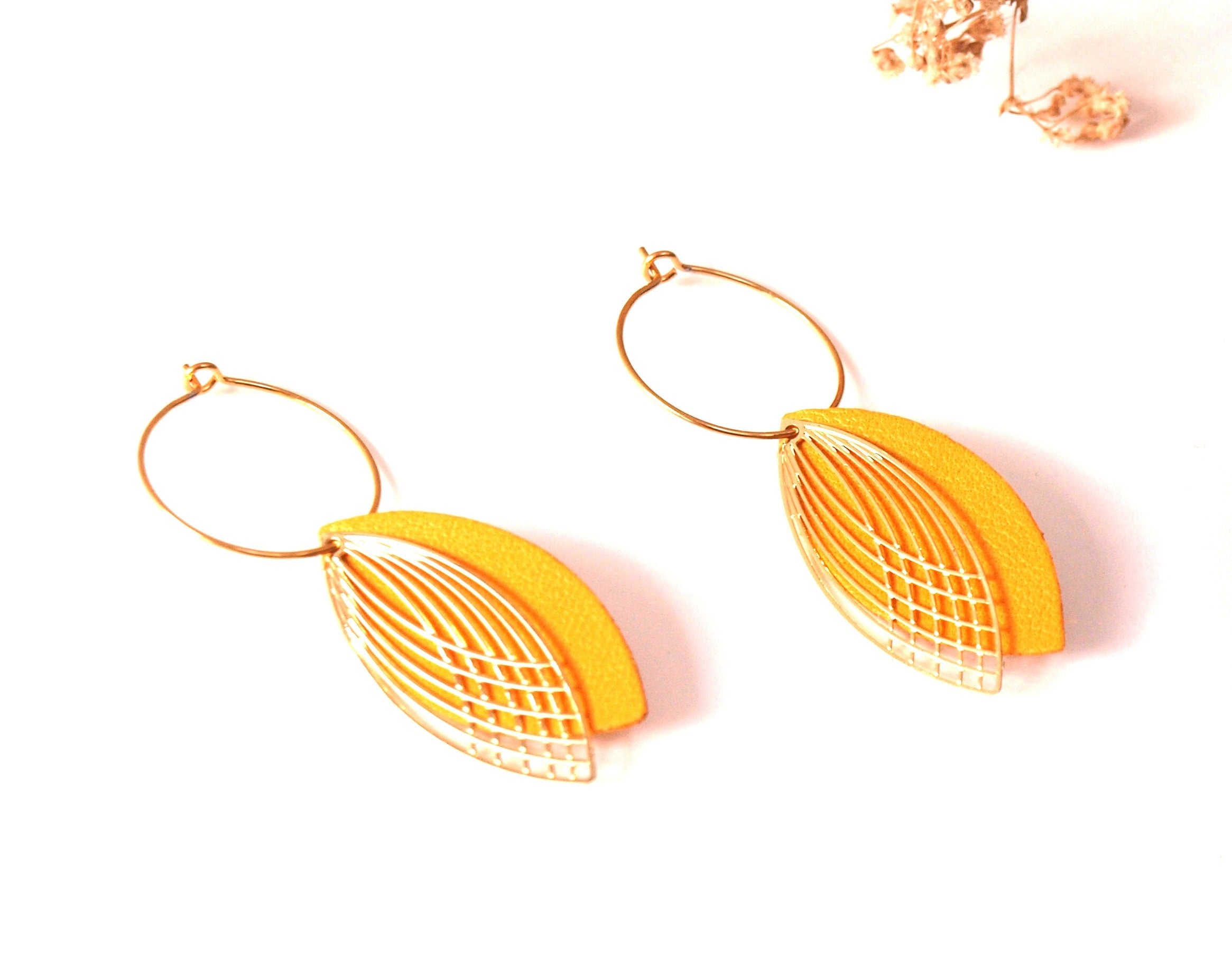 Boucles d'oreilles créoles acier inoxydable et cuir - jaune moutarde et or - créoles style art déco - modèle SIENNA