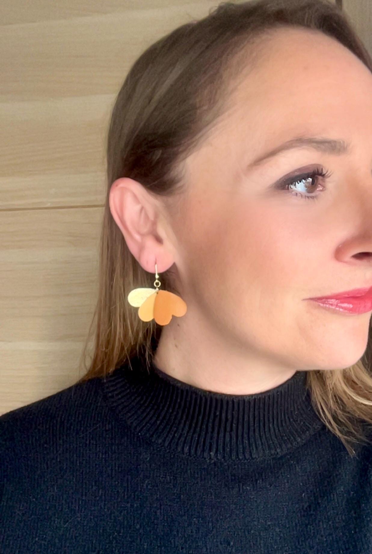 Boucles d’oreilles pendantes cœurs en cuir, bijoux artisanaux légers faits main pour femme, cadeau original, fête des mères, tons naturels