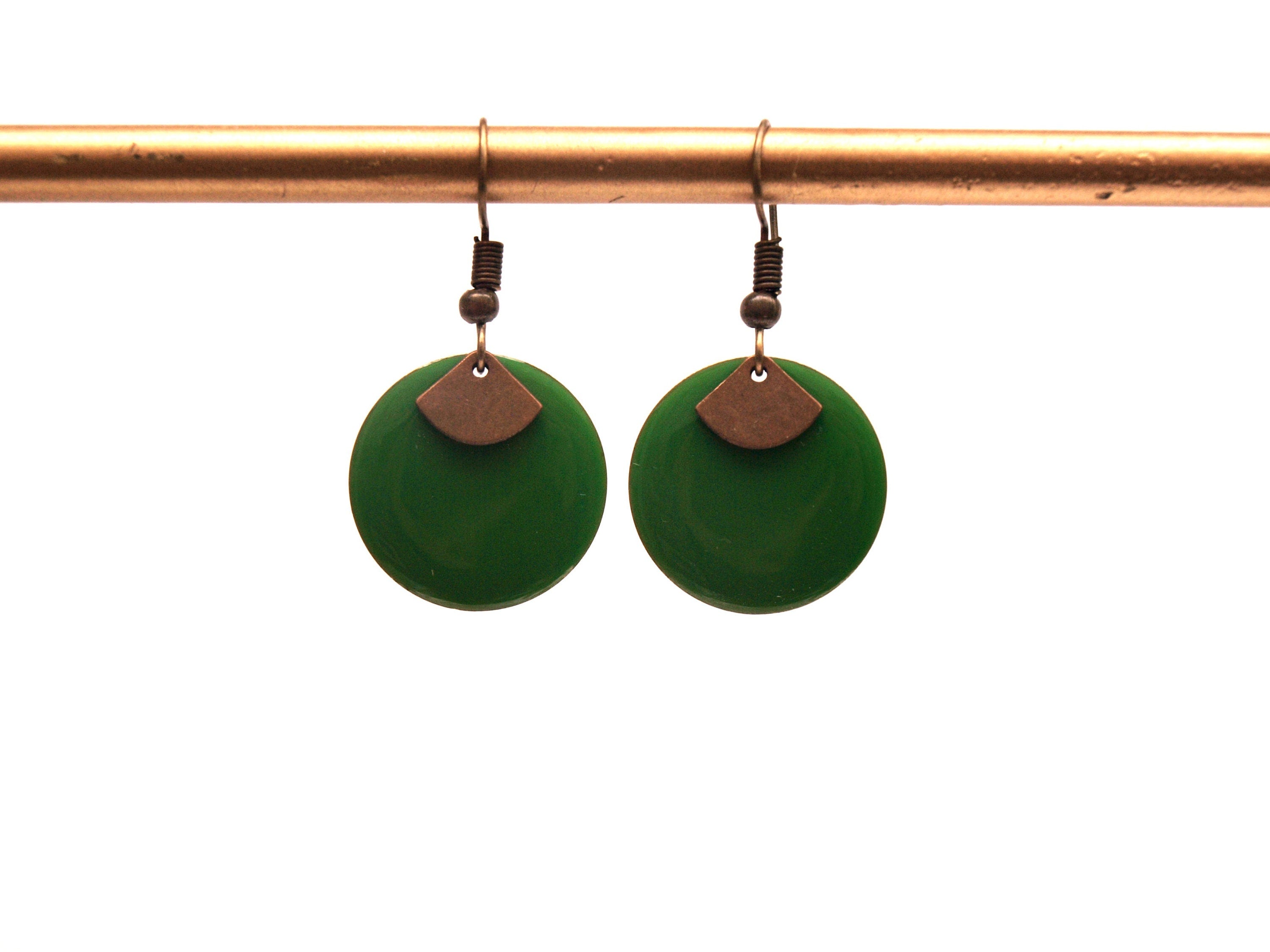 Boucles d'oreilles vert vif et bronze sequin émaillé rond et pendentif éventail  - cadeau de noël pour femme