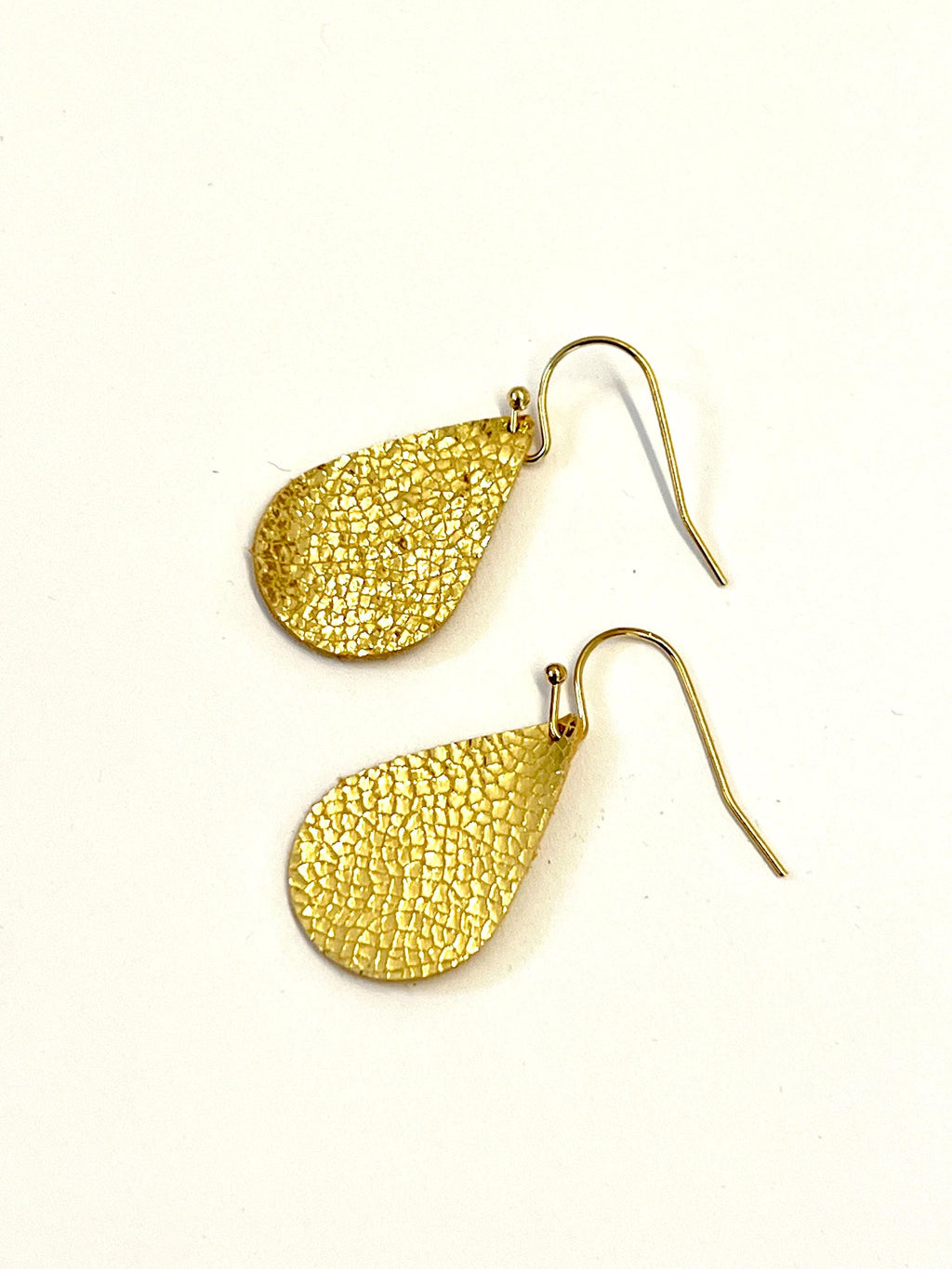 Boucles d'oreilles légères et discrètes en cuir doré craquelé - forme goutte - cadeau femme - cadeau pour elle - fête des mères