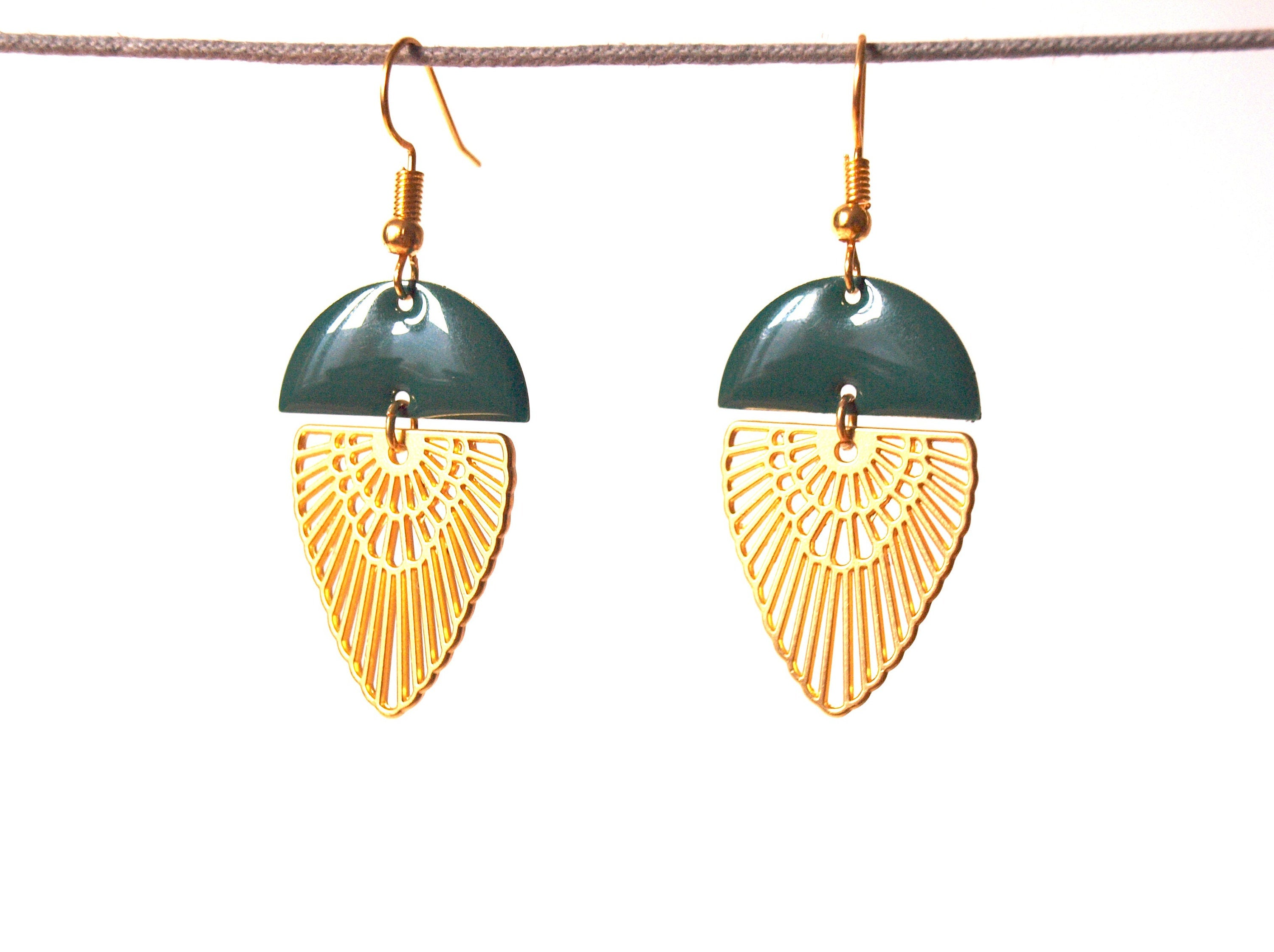 Boucles d'oreilles art déco plaqué or mat et sequin émaillé vert émeraude - cadeau femme