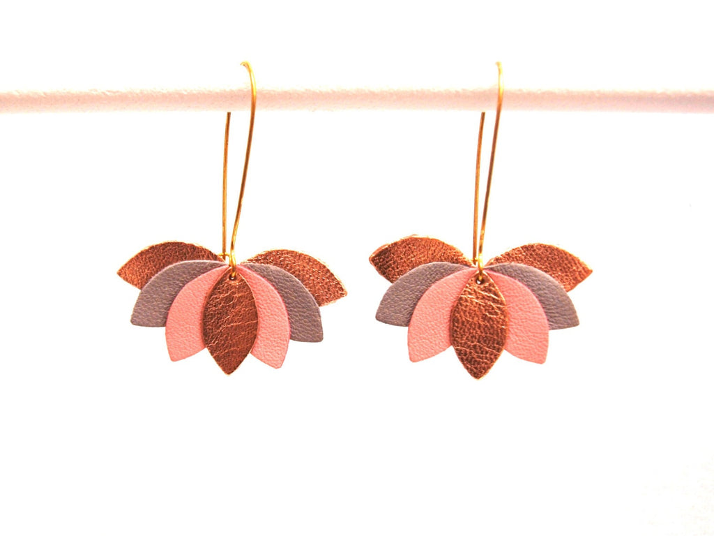 Boucles d'oreilles cuir, feuilles rose, gris et doré, fleur de cuir graphique sur monture dormeuse dorée. boucles d'oreilles mariage