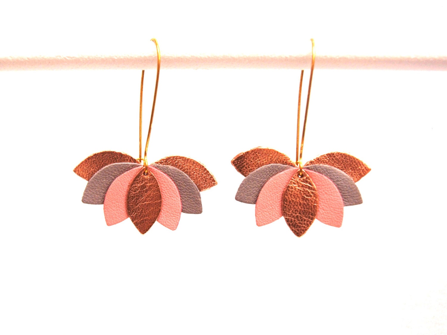 Boucles d'oreilles cuir, feuilles rose, gris et doré, fleur de cuir graphique sur monture dormeuse dorée. boucles d'oreilles mariage