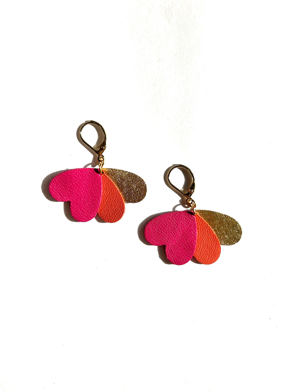 Boucles d’oreilles cœurs en cuir upcyclé, bijoux artisanaux légers faits main boucles pendantes femme, cadeau original, fuchsia corail et or