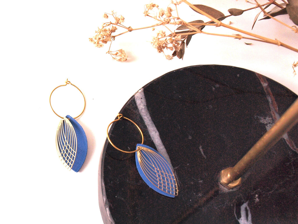 Boucles d'oreilles bleu lavande et or - créoles acier inoxydable et cuir - créoles style art déco - modèle SIENNA