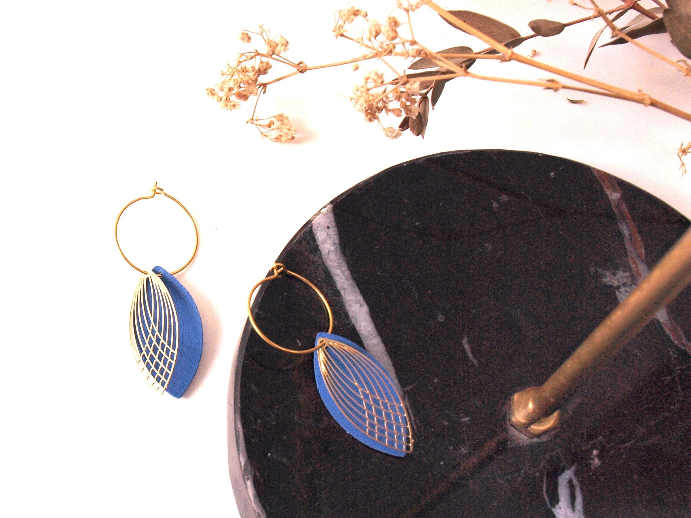 Boucles d'oreilles bleu lavande et or - créoles acier inoxydable et cuir - créoles style art déco - modèle SIENNA