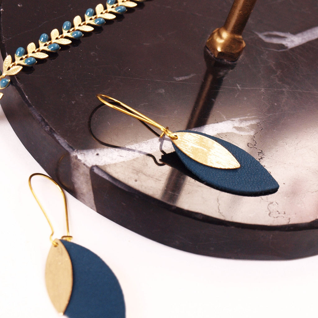 Boucles d'oreilles feuille de cuir bleu canard et or modèle AVA