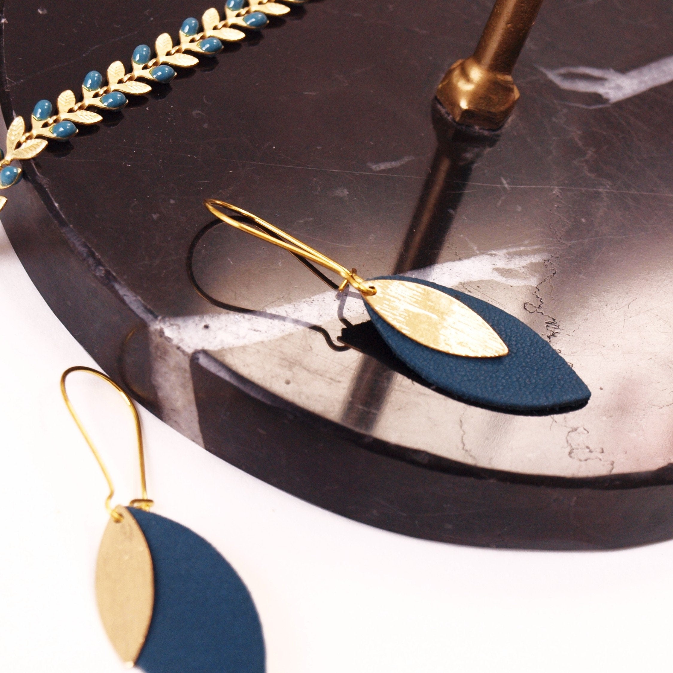 Boucles d'oreilles feuille de cuir bleu canard et or modèle AVA