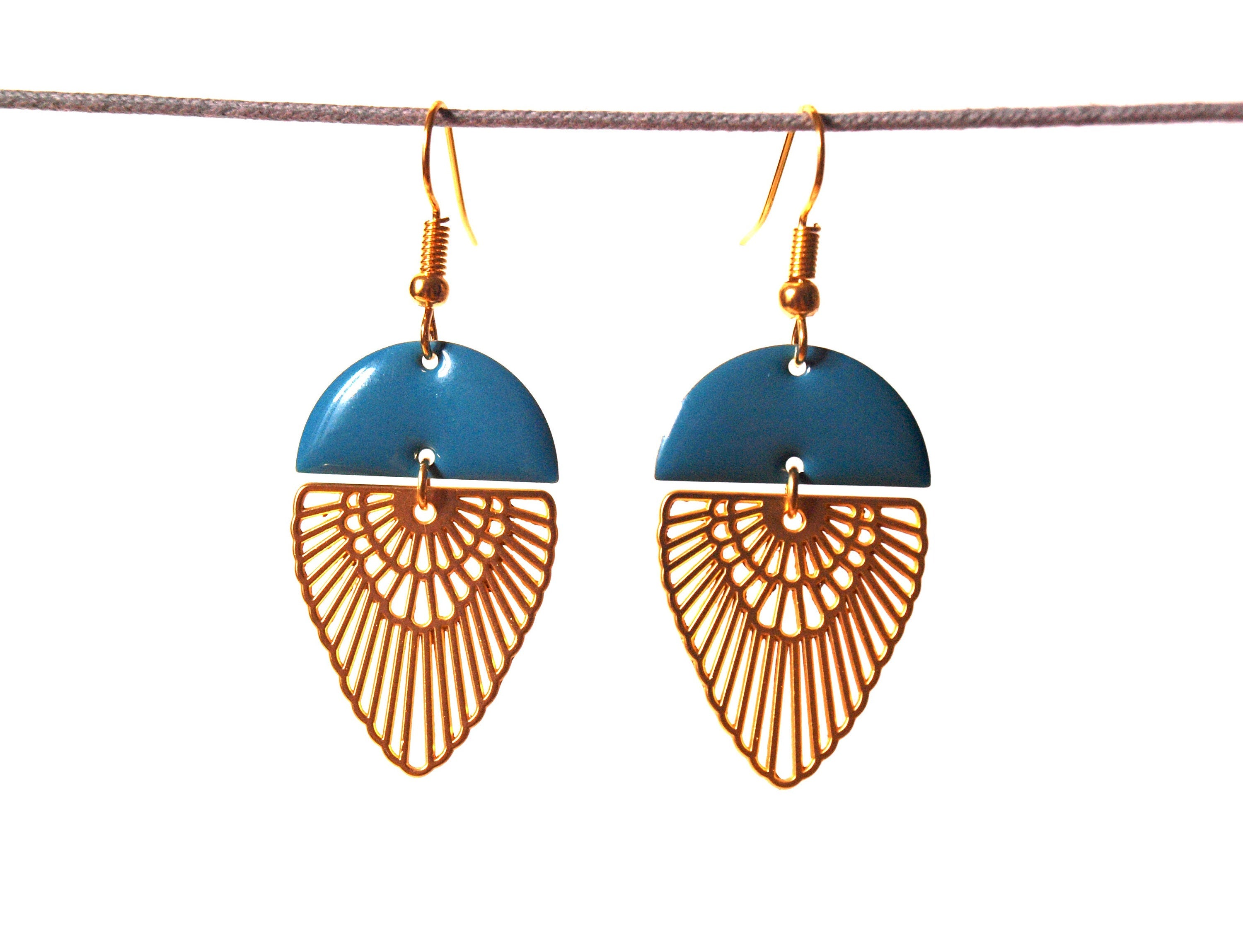 Boucles d'oreilles art déco plaqué or mat et sequin émaillé demi cercle bleu turquoise et or - printemps été - cadeau femme - saint valentin