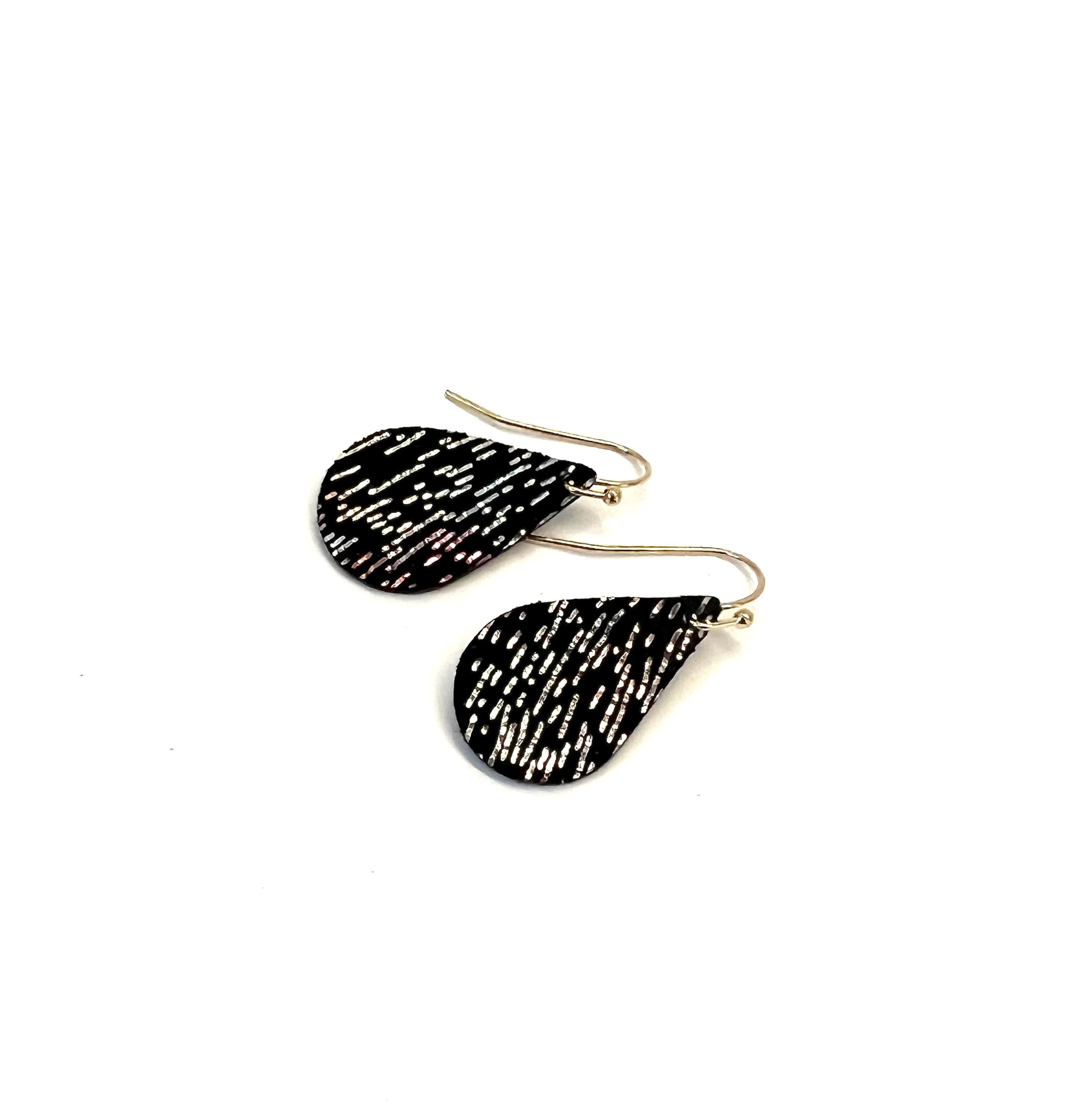 Boucles d'oreilles légères en cuir noir irisé recyclé - forme goutte - cadeau femme - cadeau pour elle - fête des mères