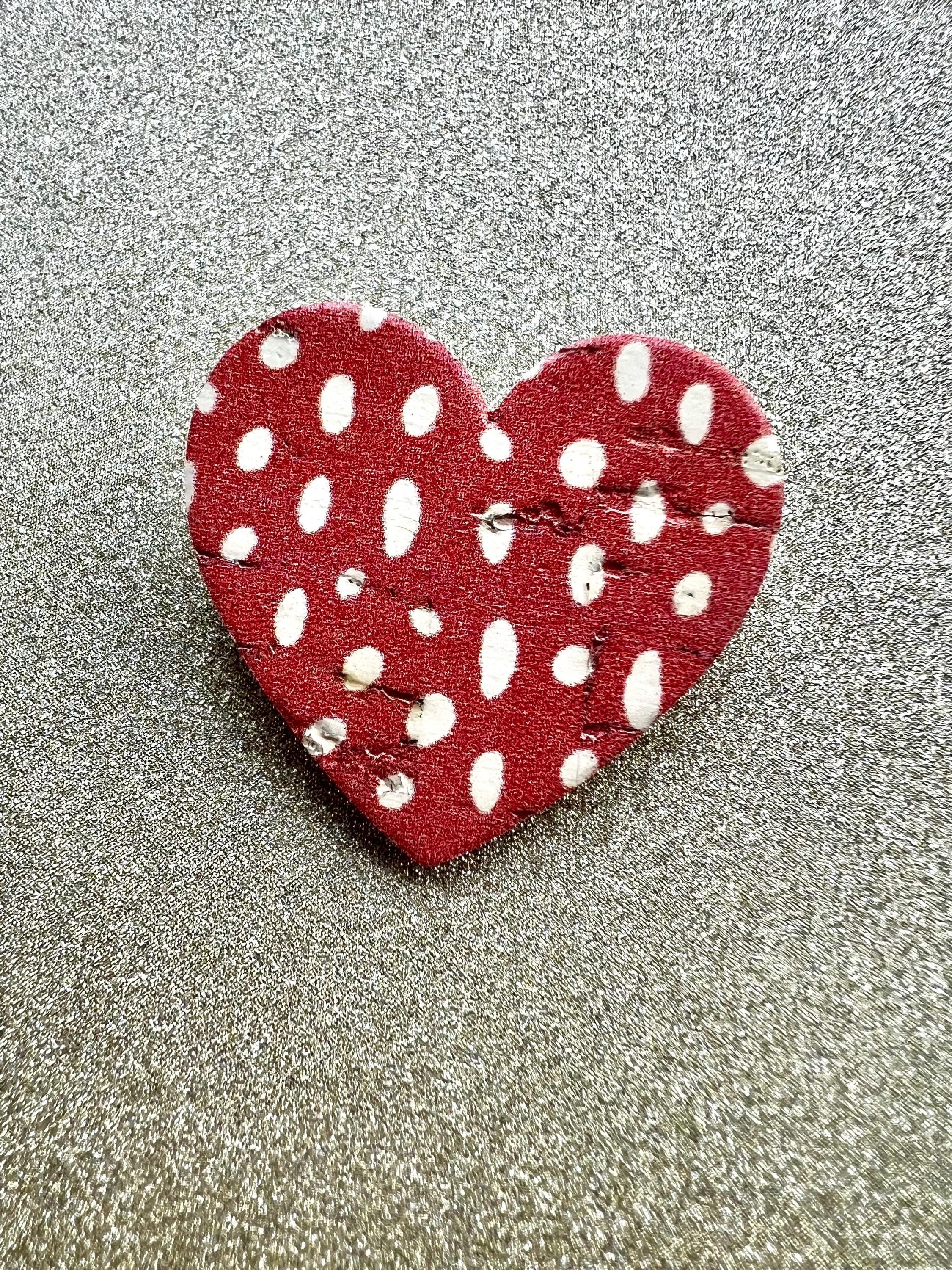 Broche cœur rouge à pois blancs liège et cuir - cadeau fête des mères - cadeau maîtresse - cadeau pour elle - cadeau femme  broche originale