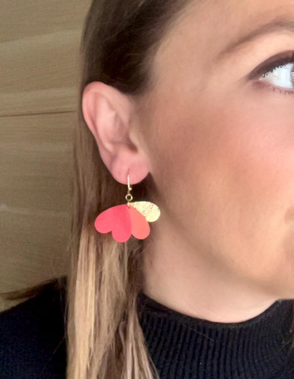 Boucles d’oreilles cœurs en cuir upcyclé, bijoux artisanaux légers faits main, boucles pendantes femme, cadeau original, rouge corail et or