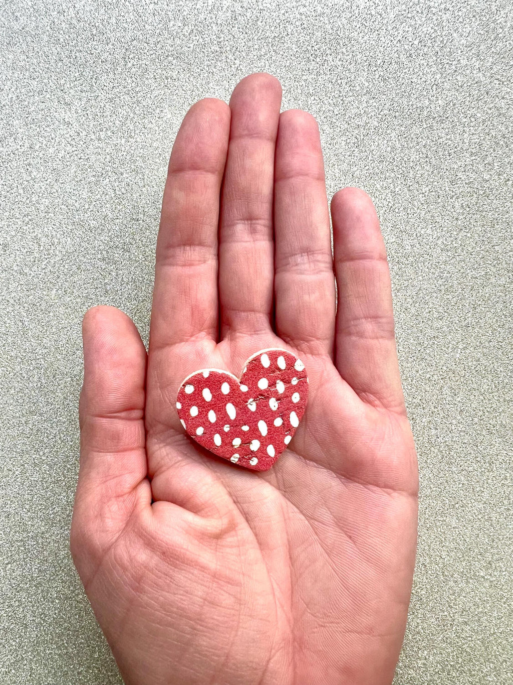 Broche cœur rouge à pois blancs liège et cuir - cadeau fête des mères - cadeau maîtresse - cadeau pour elle - cadeau femme  broche originale