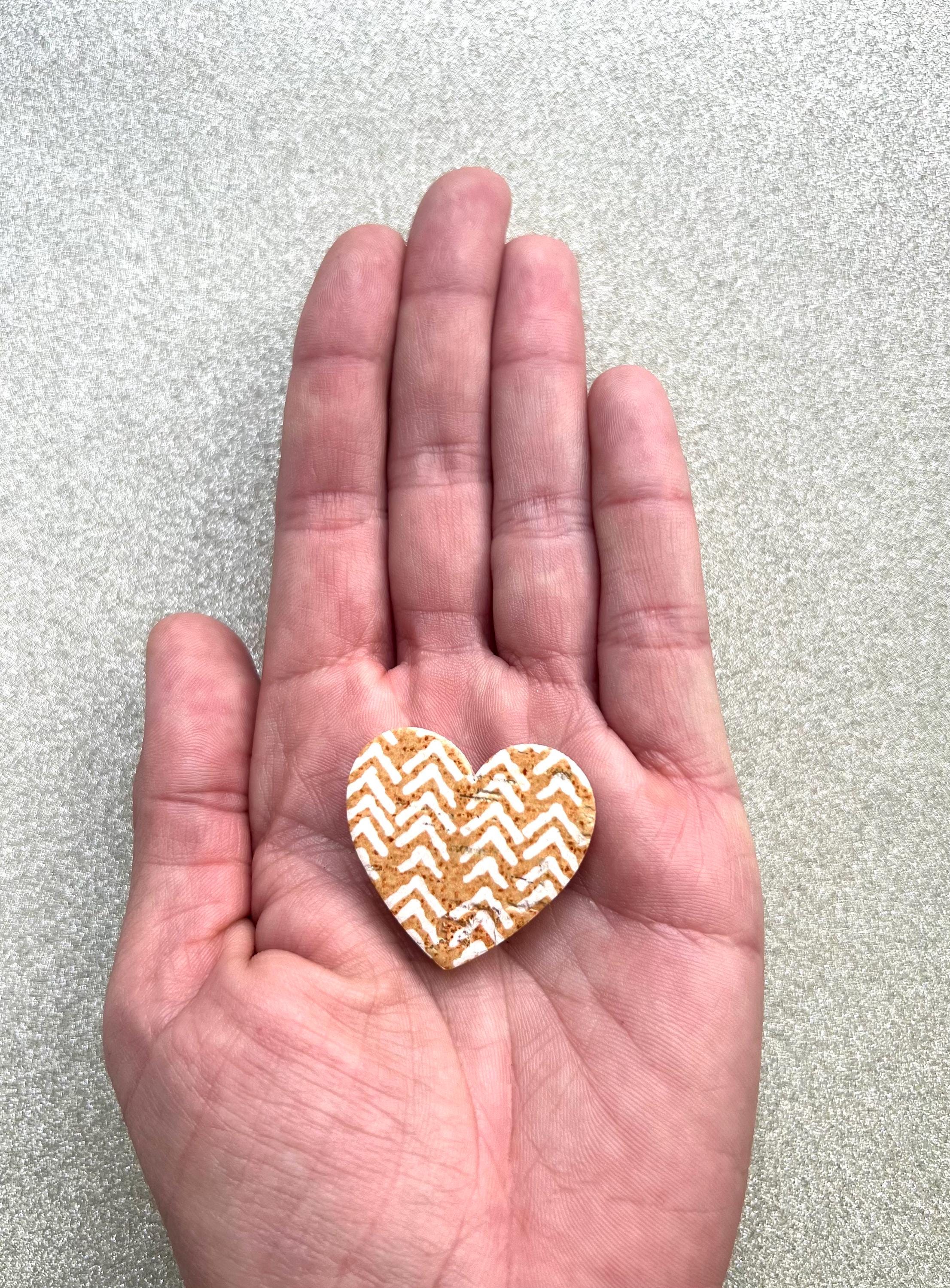 Broche coeur jaune et blanc en liège imprimé  doublé de cuir - cadeau fête des mères - cadeau maîtresse - cadeau pour elle