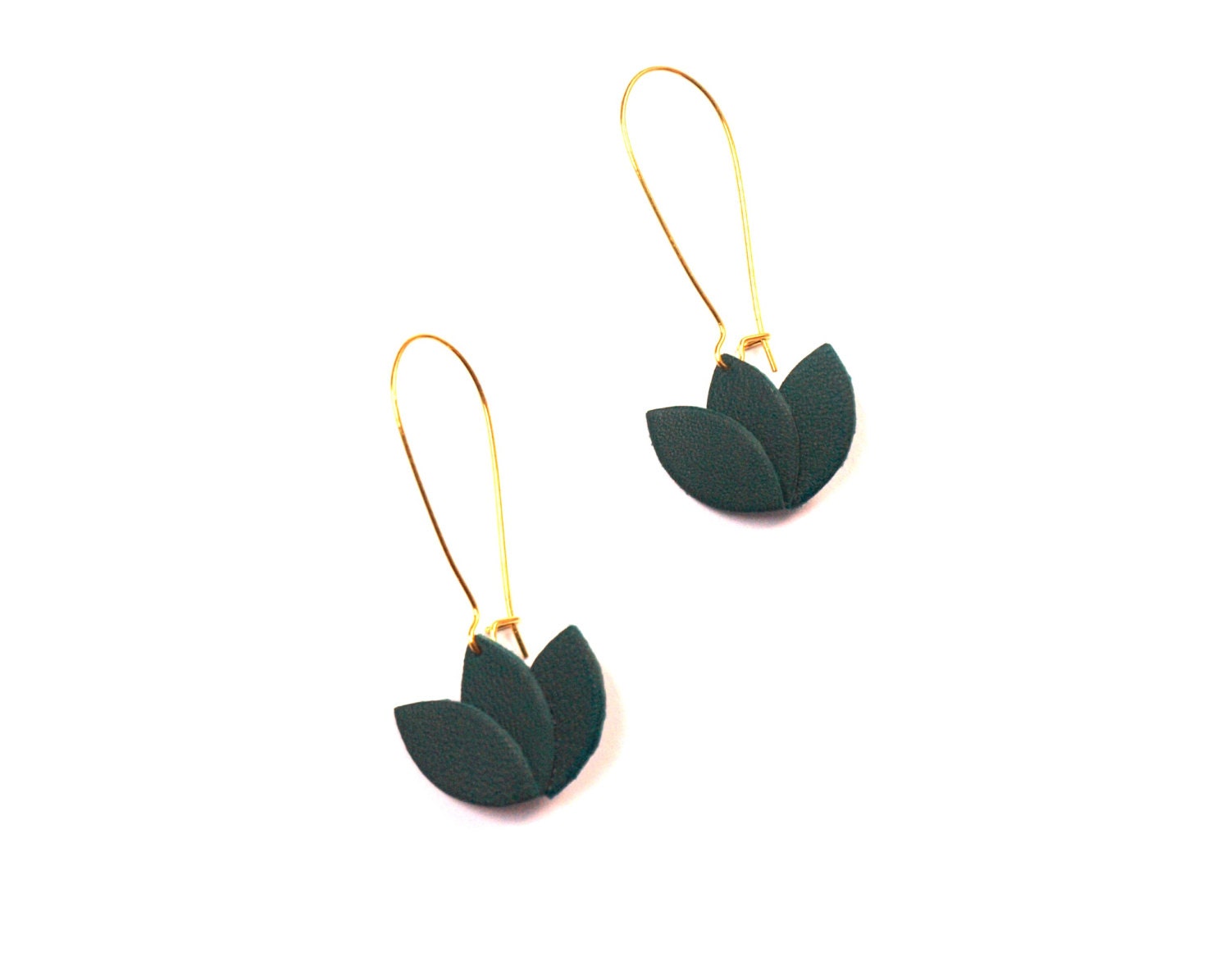 Boucles d'oreilles cuir lotus vert et or, fleur de cuir sur monture dormeuse dorée