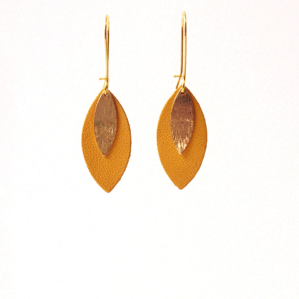 Boucles d'oreilles feuille de cuir jaune moutarde et or modèle AVA