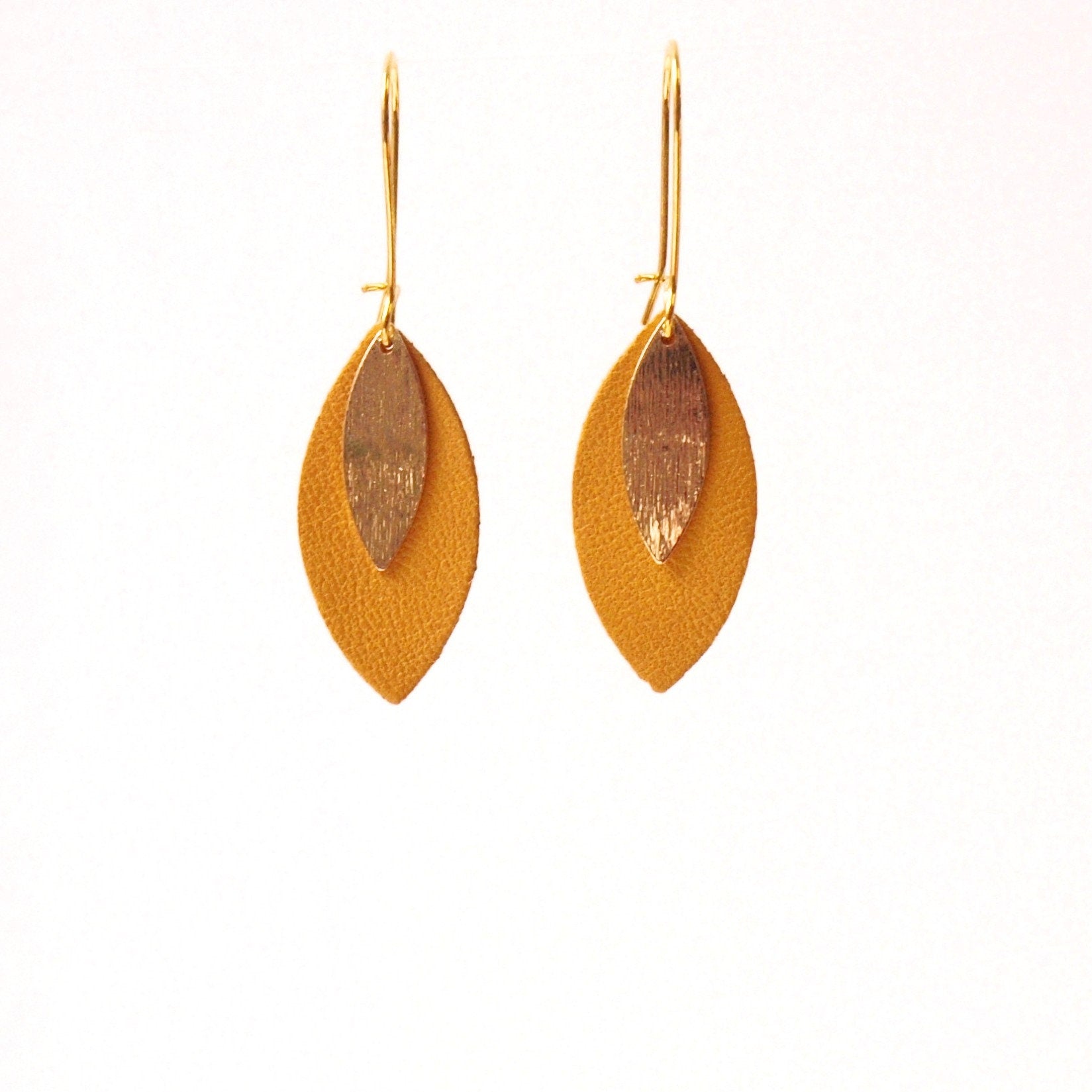 Boucles d'oreilles feuille de cuir jaune moutarde et or modèle AVA